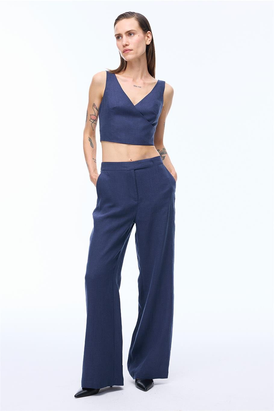 Lacivert %100 Keten V Yaka Askılı Crop Bluz