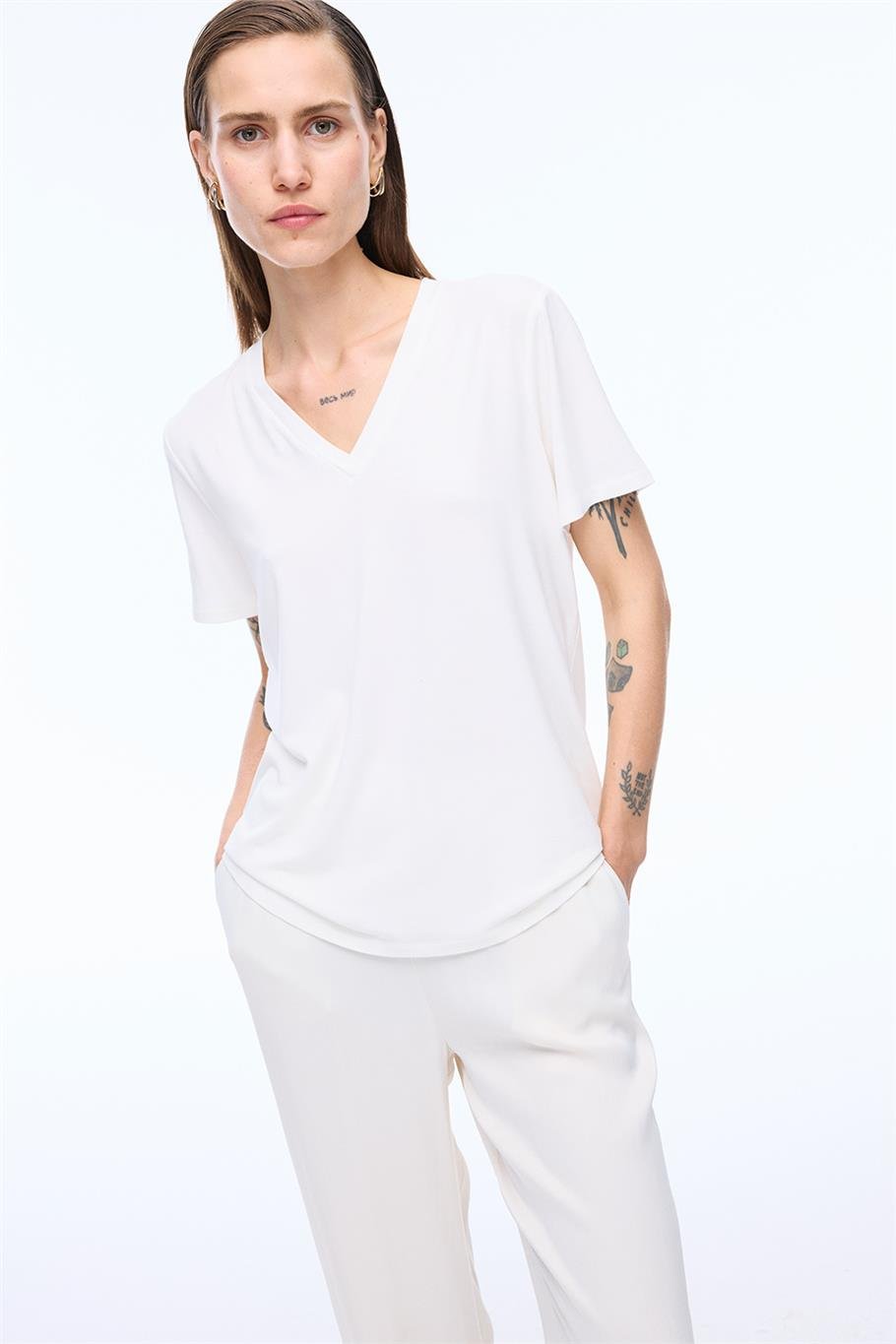 Leon Regular Fit Standart Boy Kısa Kol V-Yaka Ekru Renk Kadın Tişört