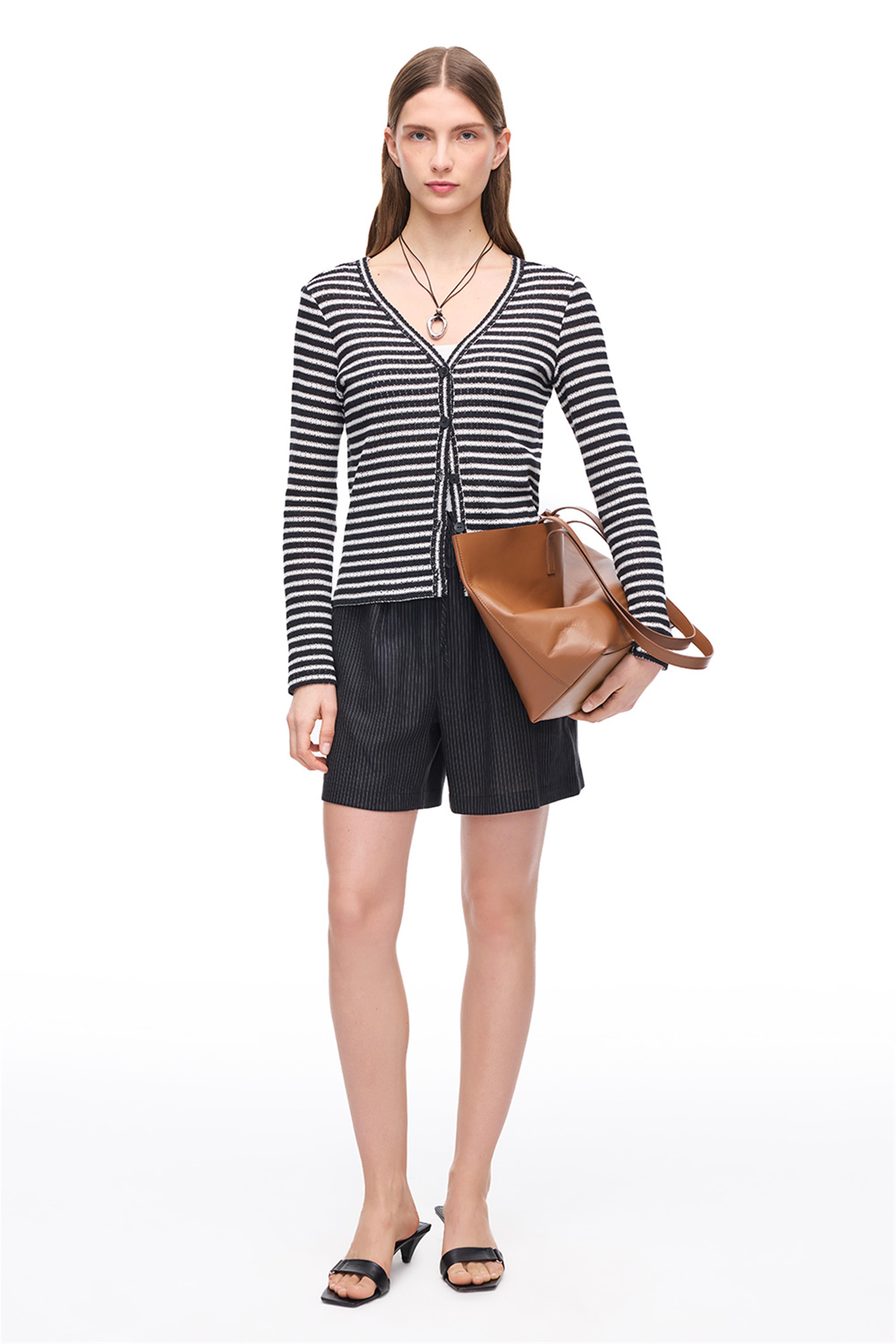 Siyah Beyaz Çizgi Detaylı Hırka