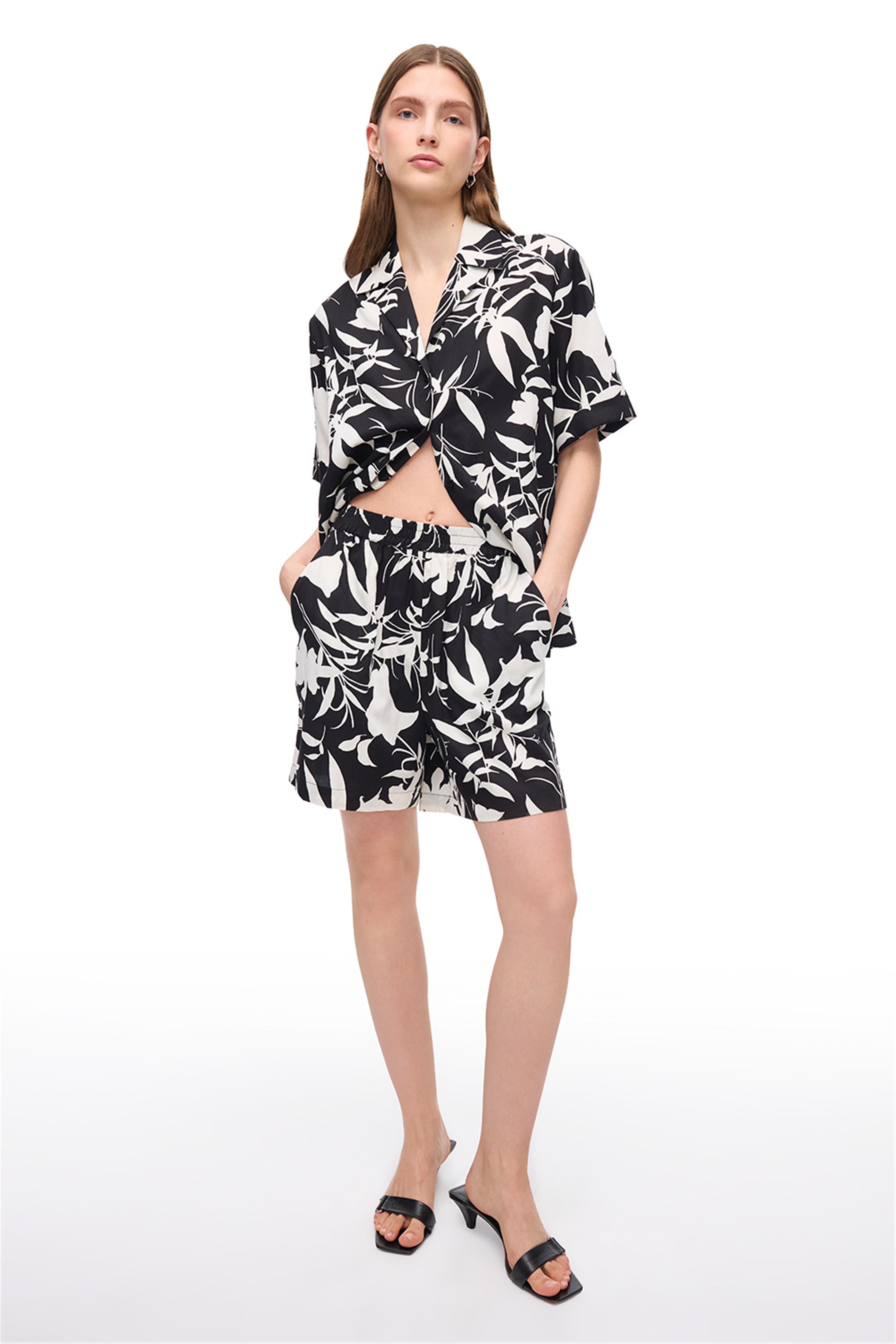 Siyah Beyaz Floral Desenli Pamuk Şort