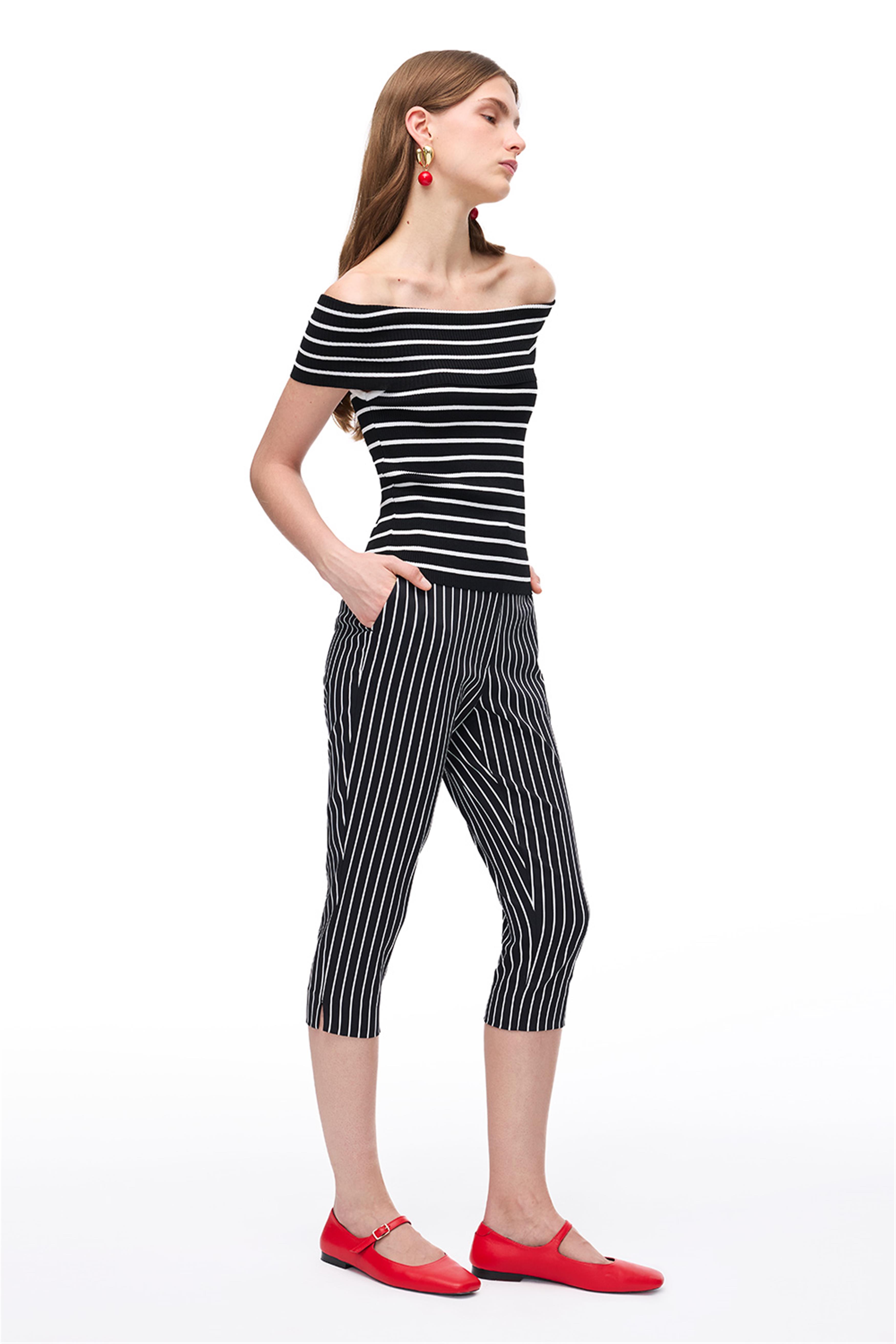 Siyah Beyaz Omuzları Açık Çizgili Triko