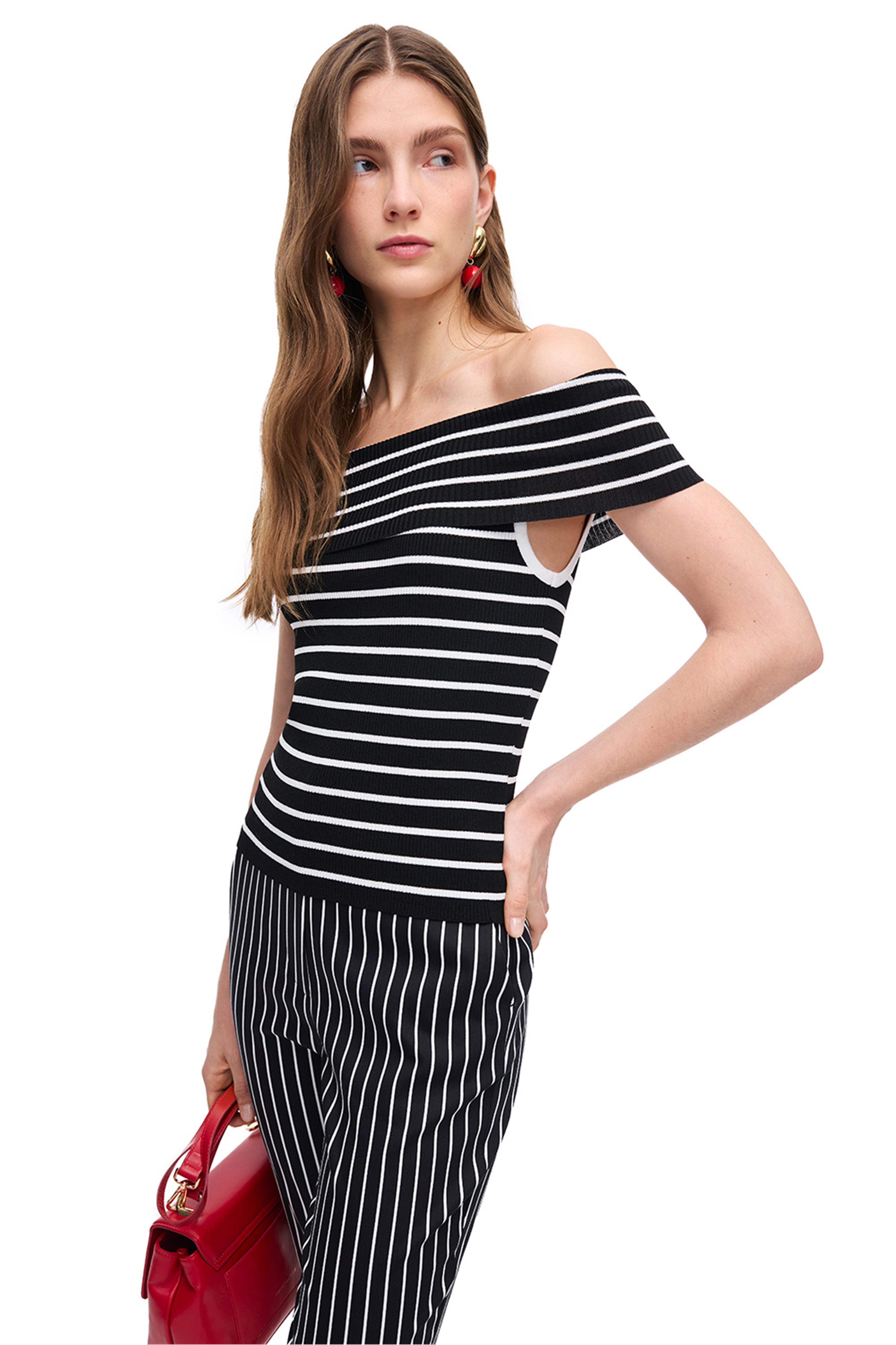 Siyah Beyaz Omuzları Açık Çizgili Triko