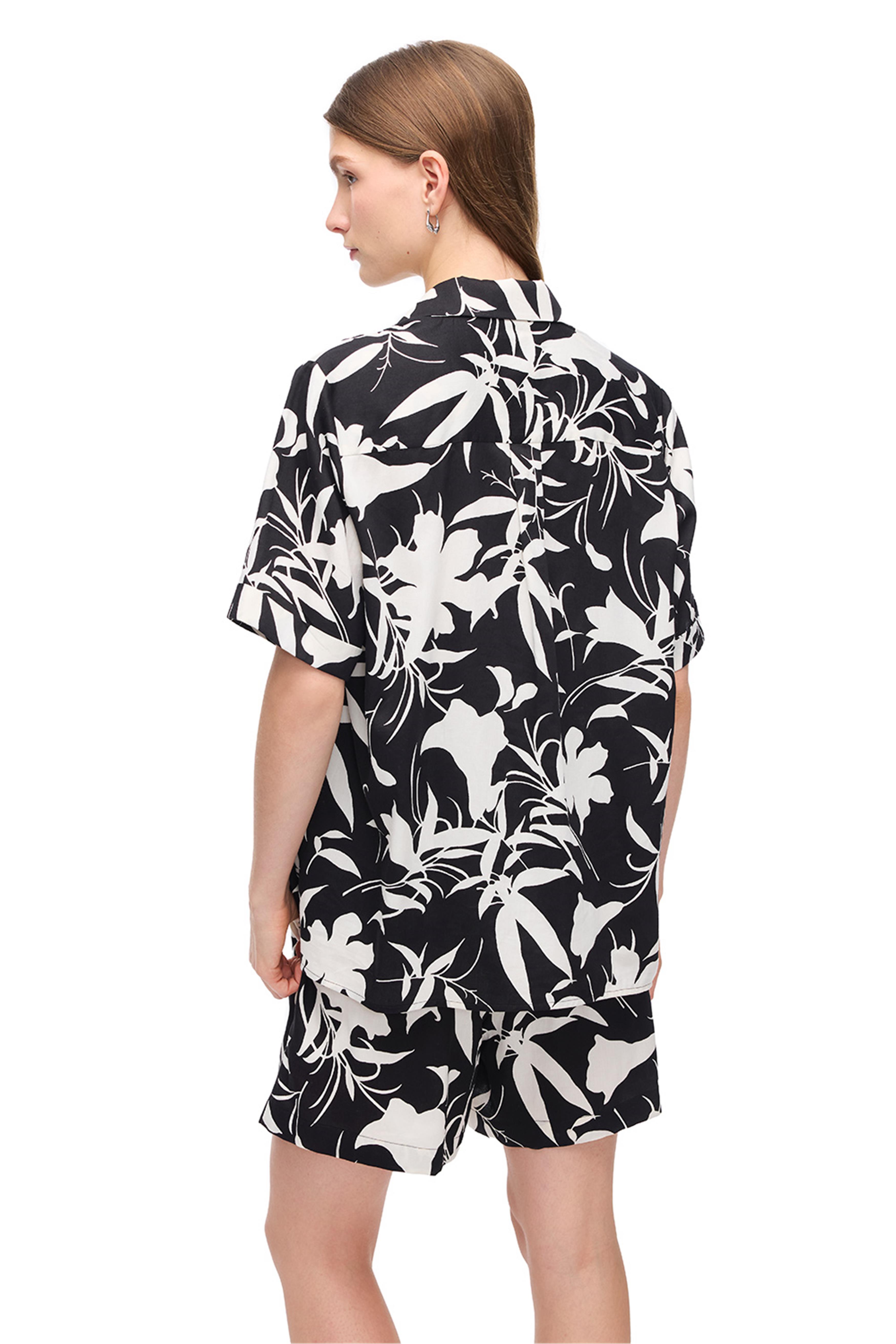 Siyah Beyaz Resort Rahat Kalıp Kısa Kol Gömlek