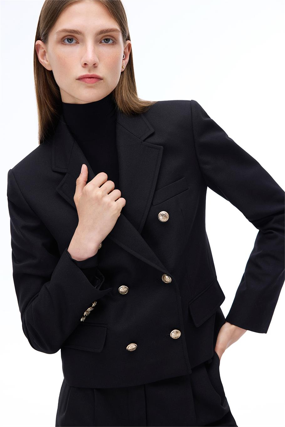 Siyah Klasik Yaka Kısa Ceket