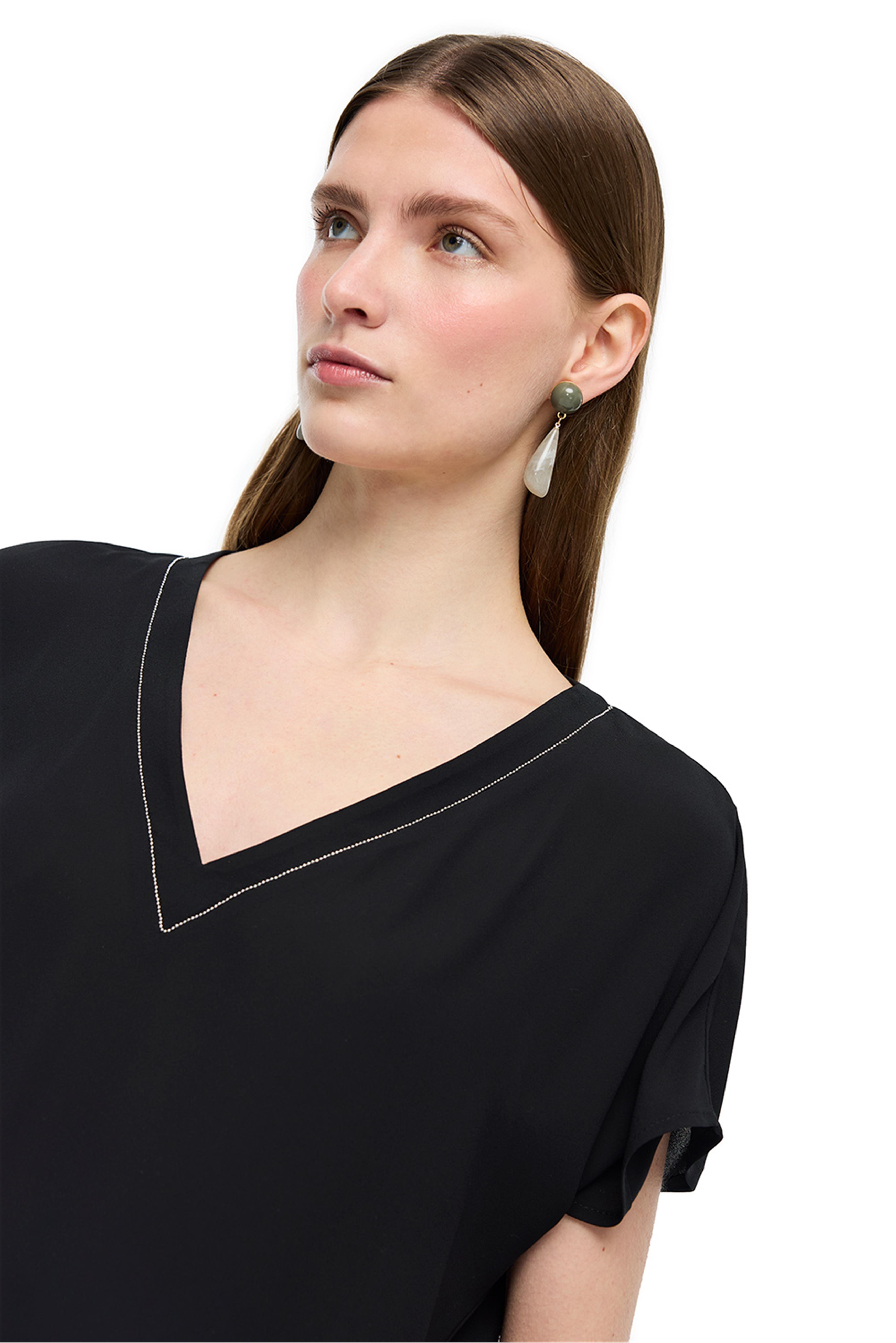 Siyah V Yaka Rahat Kalıp Bluz