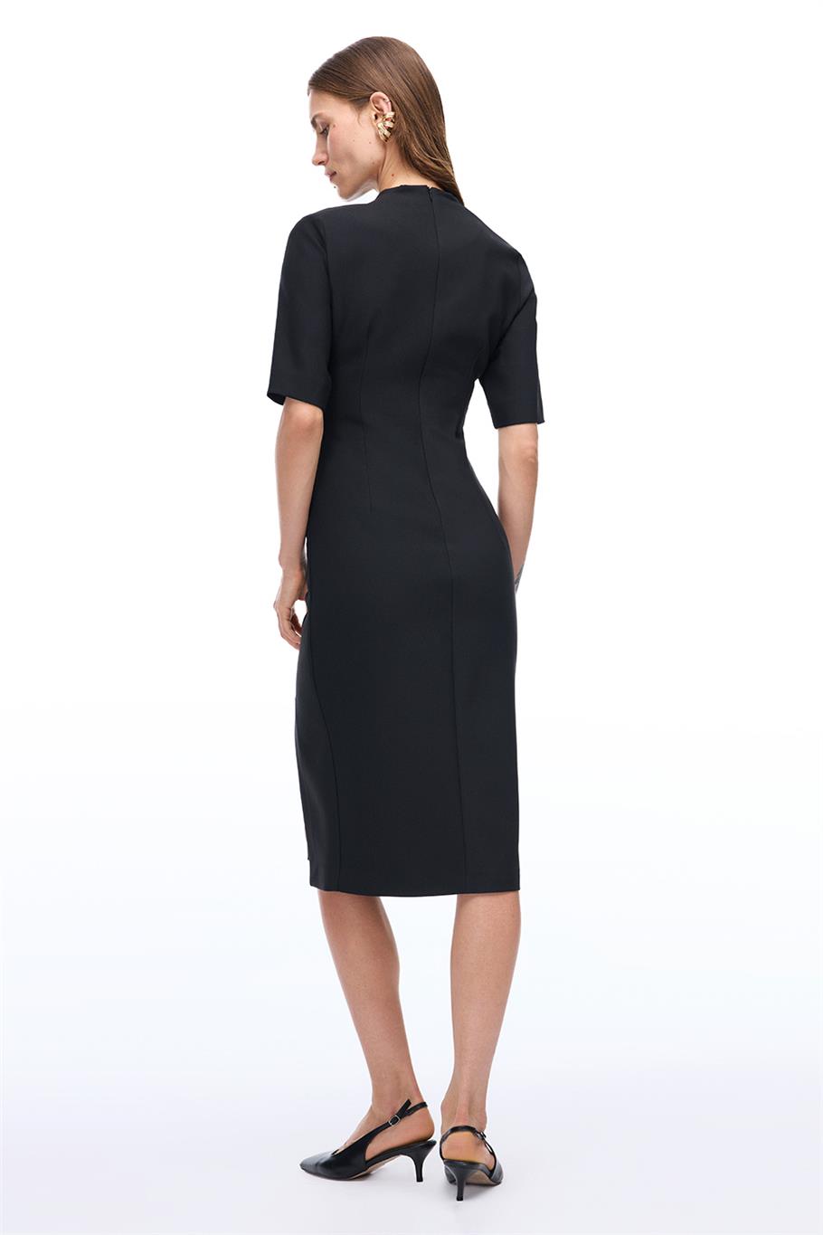 Siyah V-Yaka Slim Fit Diz Altı Elbise