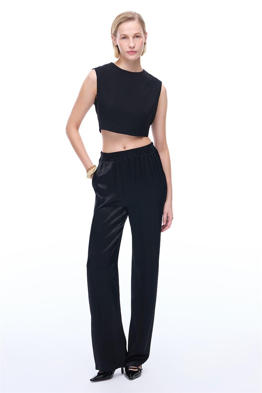 Siyah Yuvarlak Yaka Sıfır Kol Bluz