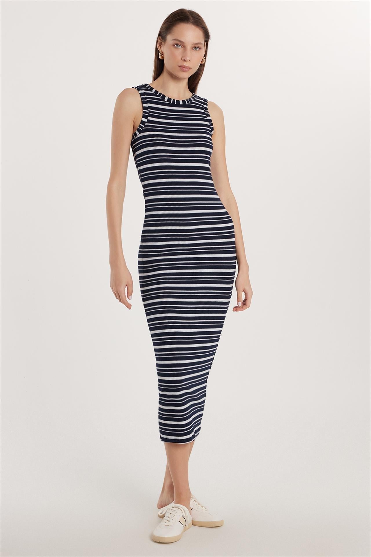 Kadın Slim Fit Dar Kesim Sıfır Kol Halter Yaka Çizgili Elbise