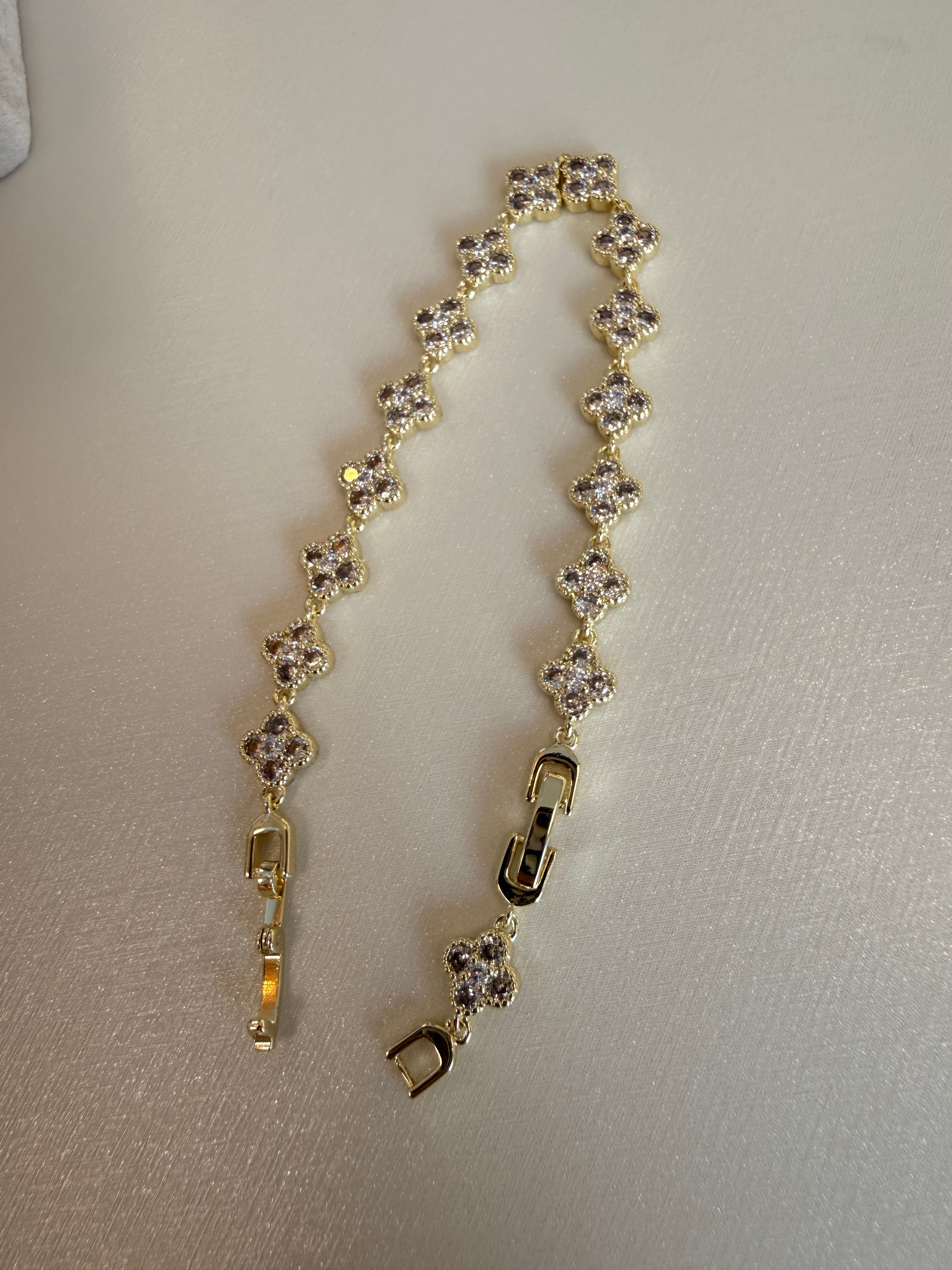 Gold Yonca Modeli - Beyaz Taşlı