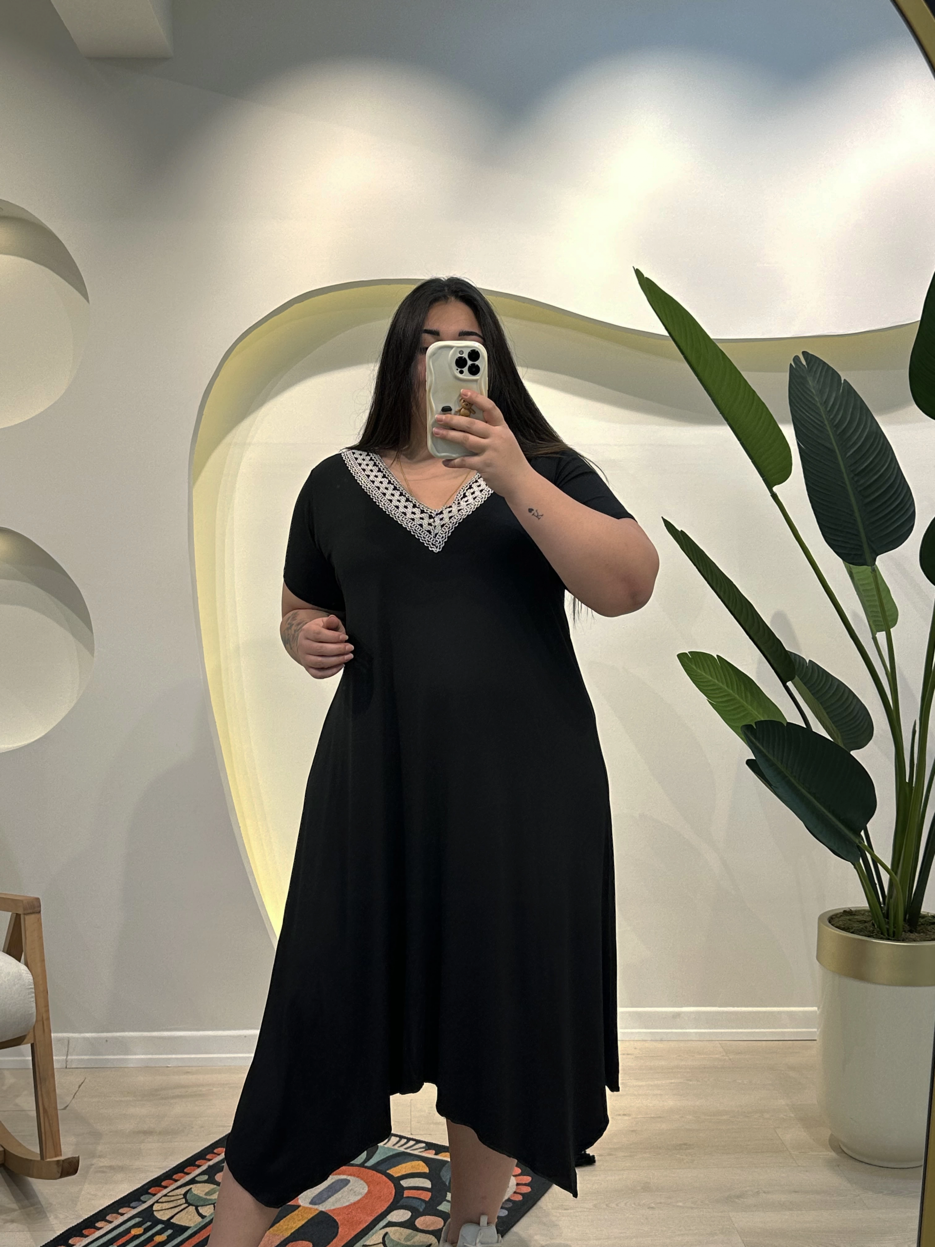 V Yaka İşlemeli Asimetrik Penye Elbise - Siyah