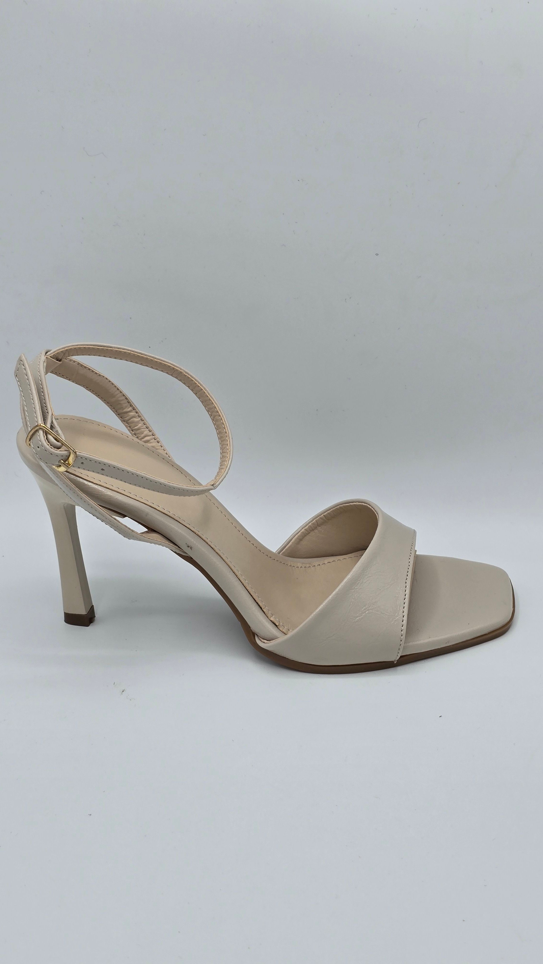 Luvestashoes Krem Minimal Tek Bantlı Bilekten Tokalı İnce Topuk Yazlık Stiletto