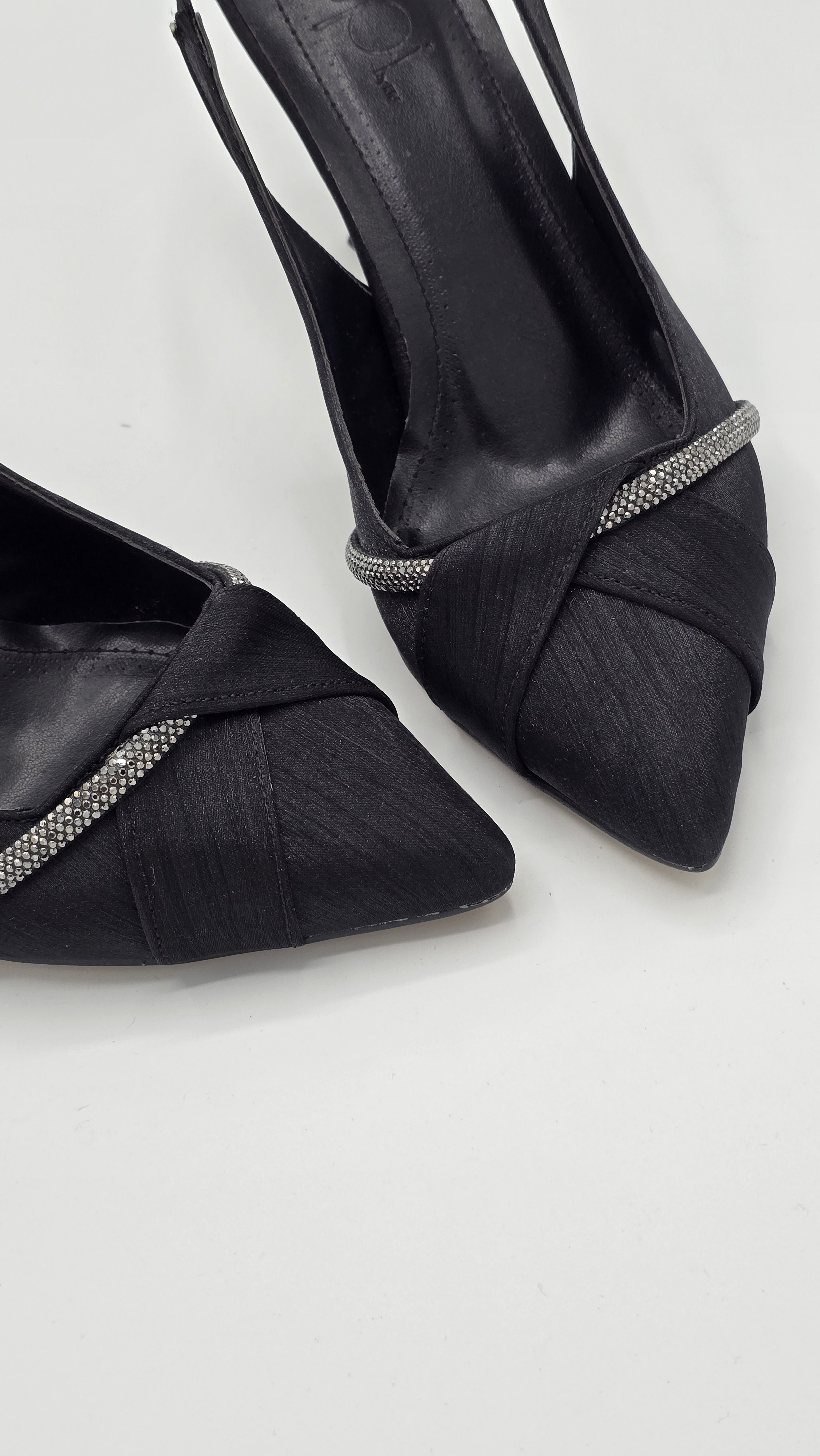 Luvestashoes Siyah Taş Detaylı Çapraz Bantlı Ortopedik Kadeh Topuk Stiletto