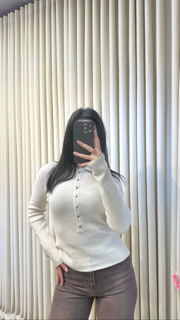 Bej Renk Polo Yaka Çıtçıtlı Triko Bluz.