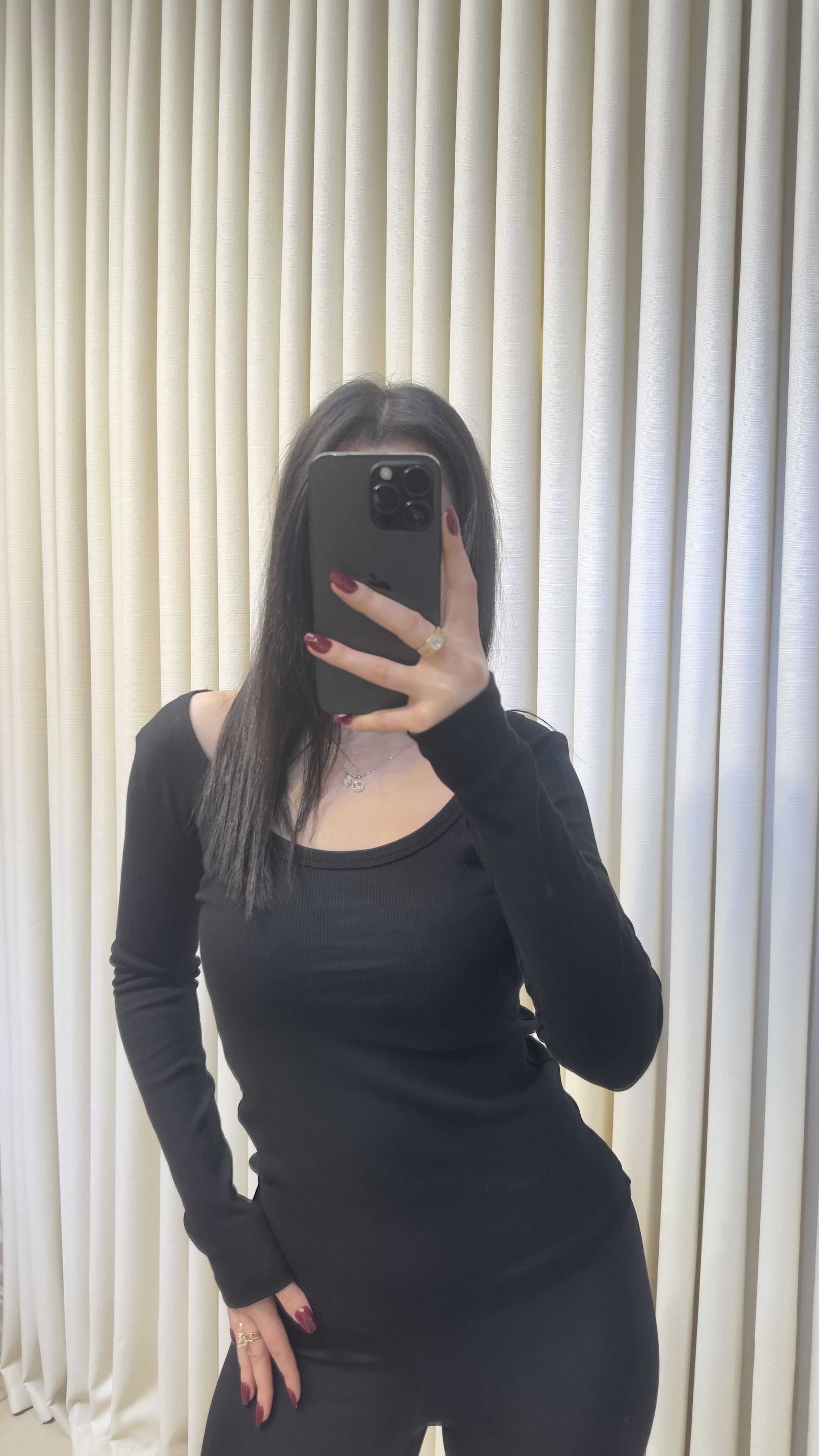 Geniş Yaka Siyah Uzun Kol Body