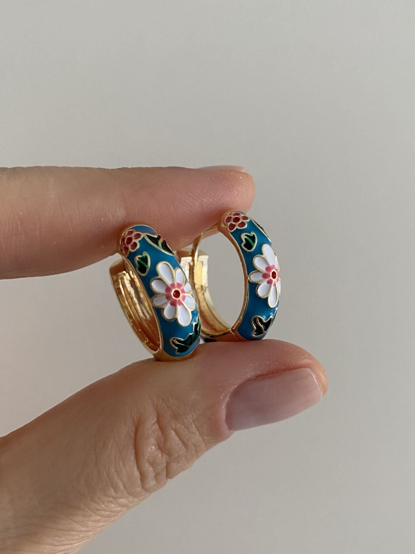 Altın Kaplama Mineli Çiçek Motifli Halka Küpe Koyu Mavi (İç çapı:1,5 cm)