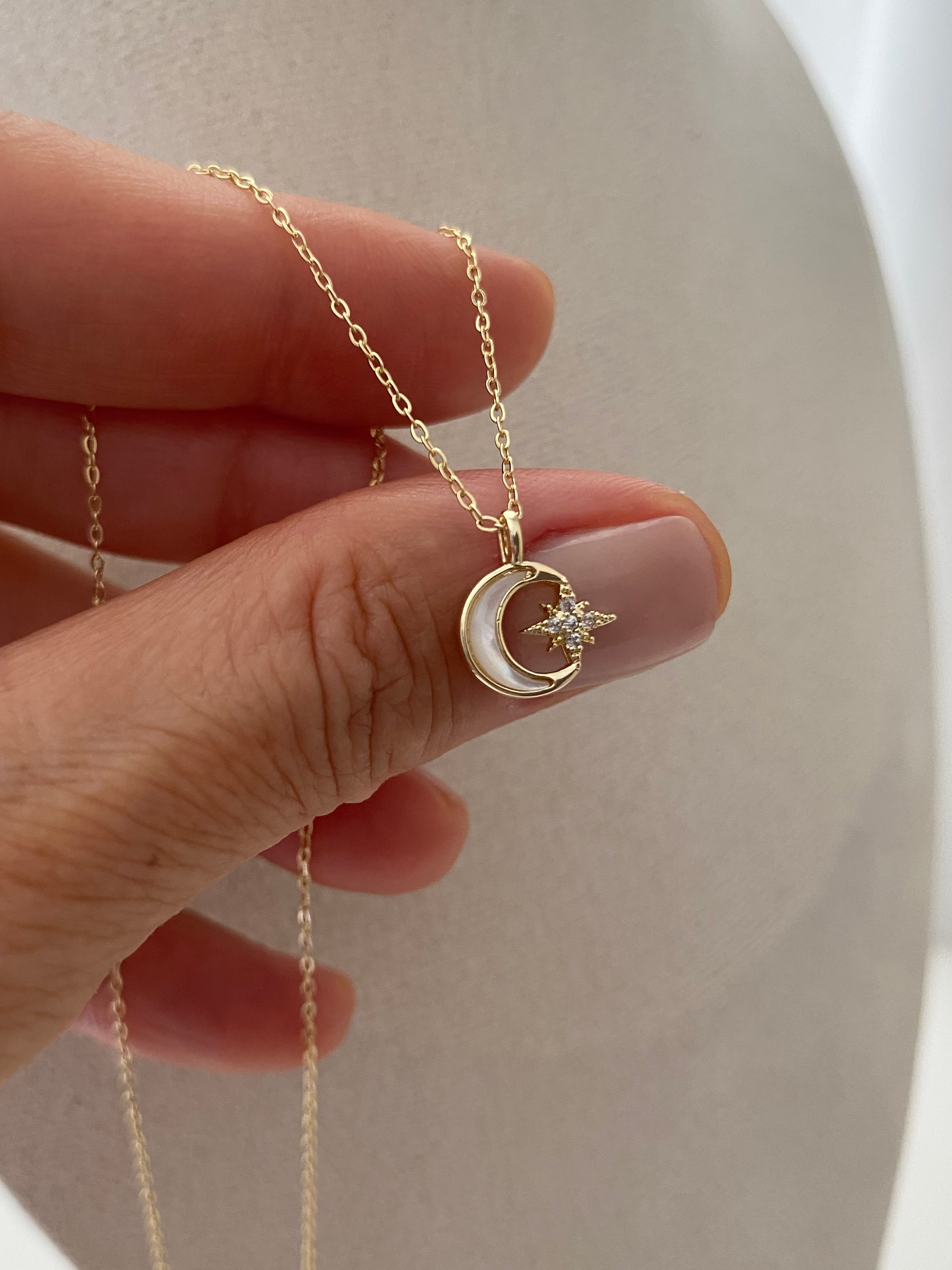 Minimal Önden Asansörlü Kelebek Kolye