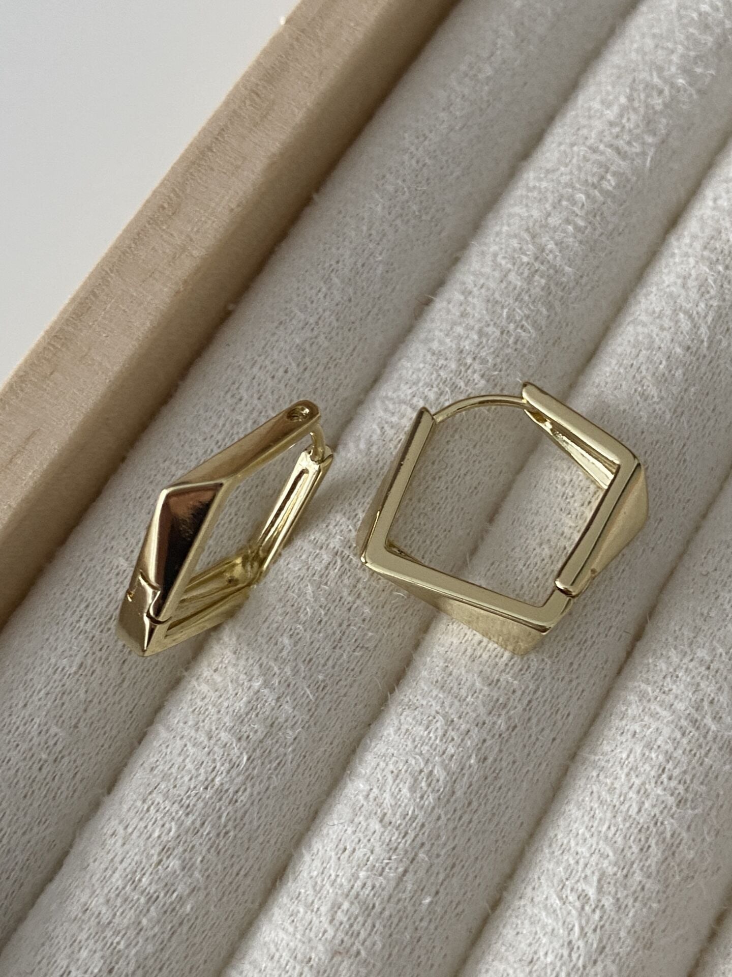 Özel Seri Asimetrik Model Halka Küpe Gold (İç çapı: 1,8cm)