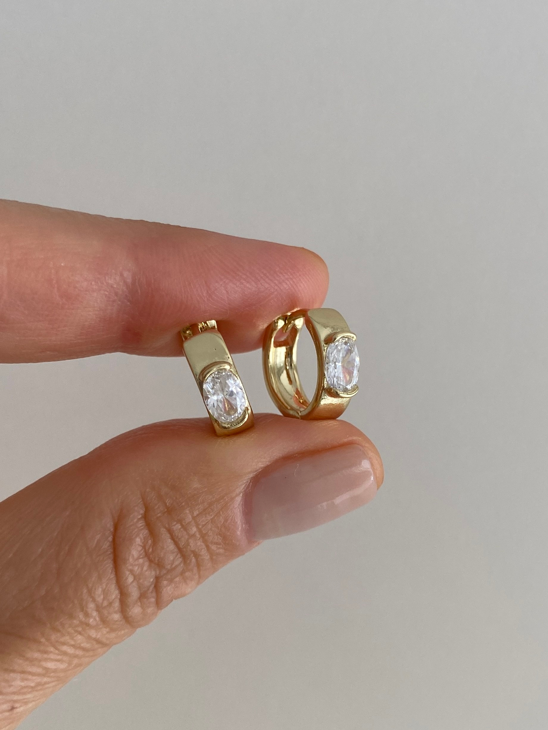 Özel Seri Ortası Oval Taşlı Minimal Halka Küpe