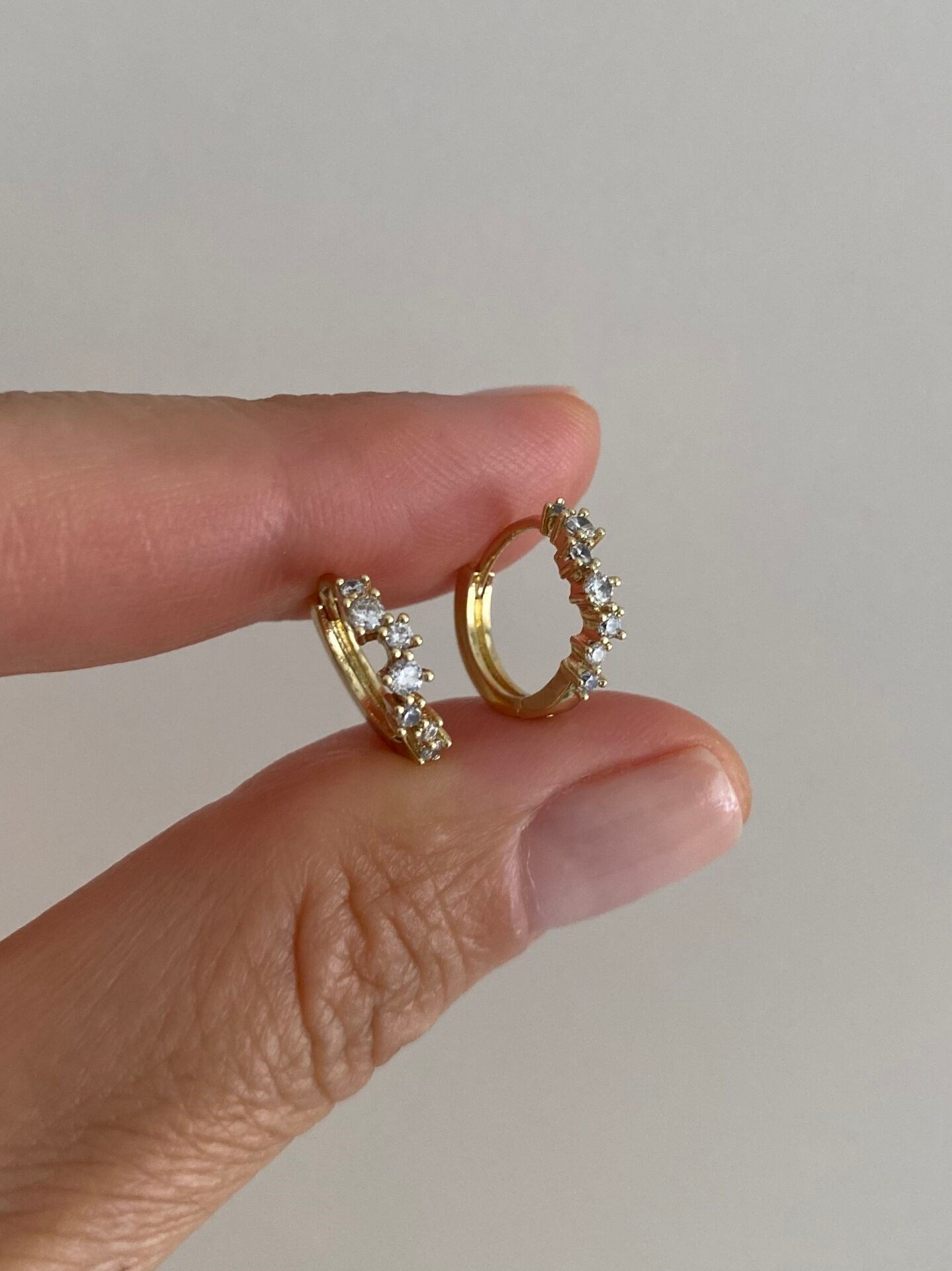 Özel Seri Sıralı Geometrik Taşlı Minimal Halka Küpe
