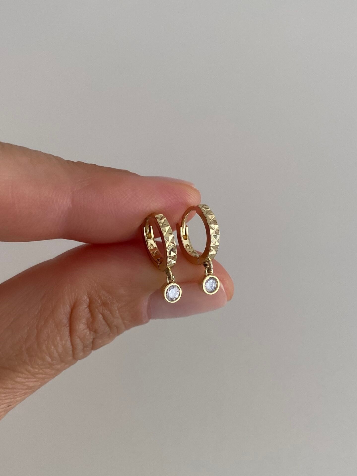 Özel Seri Tek Taş Sallantılı Lazer Kesim Minimal Halka Küpe