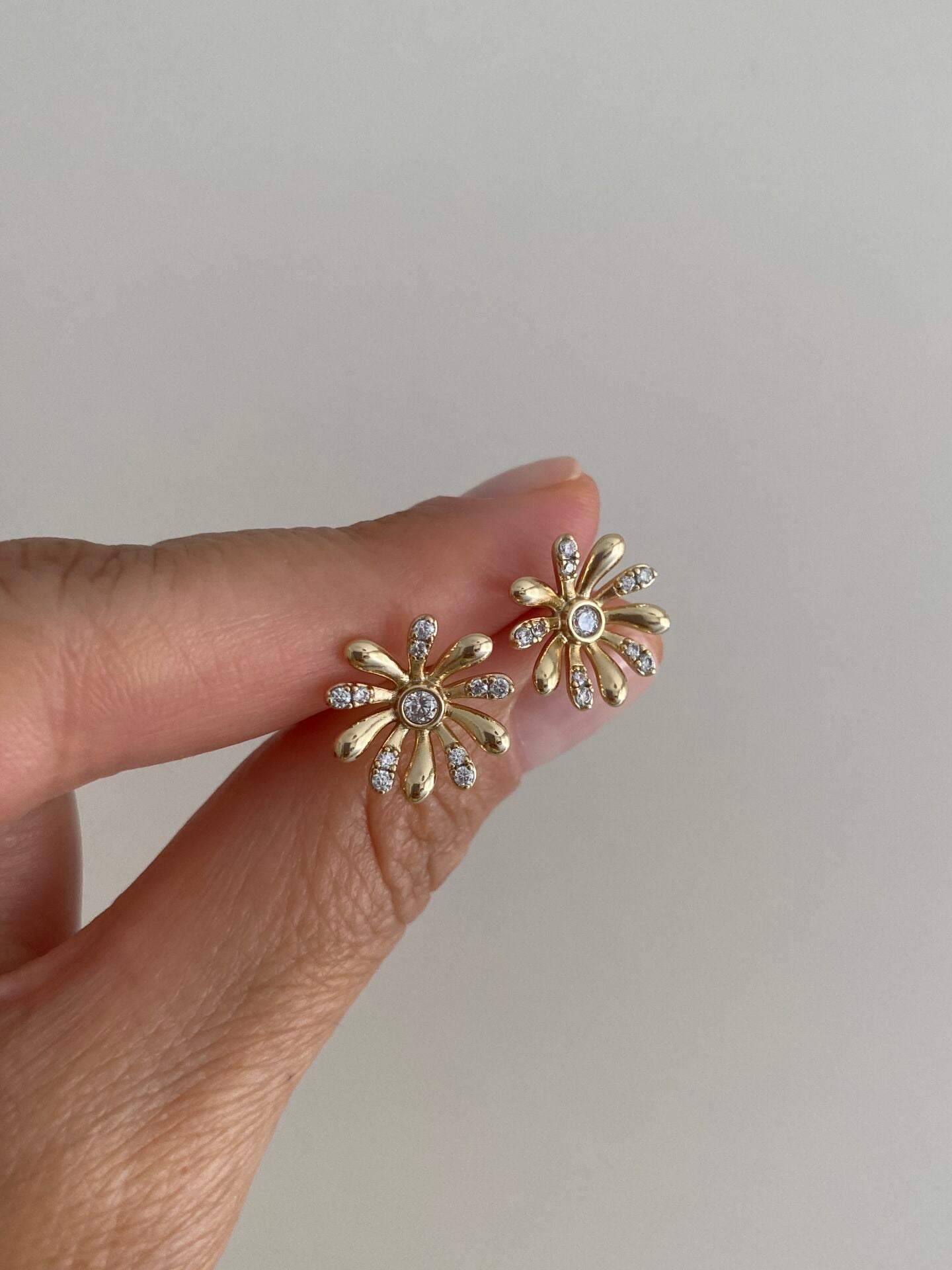 Özel Seri Tek Taşlı Minimal Çiçek Küpe
