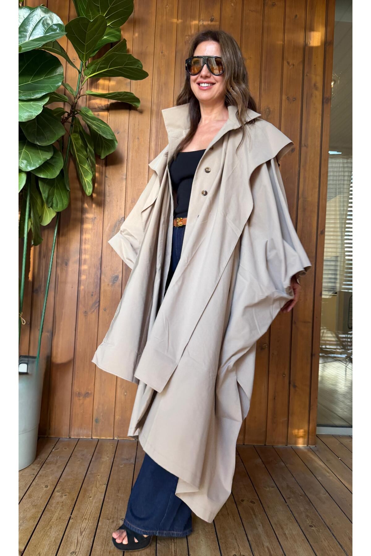 Bej Oversize Pelerin Detaylı Uzun Trençkot