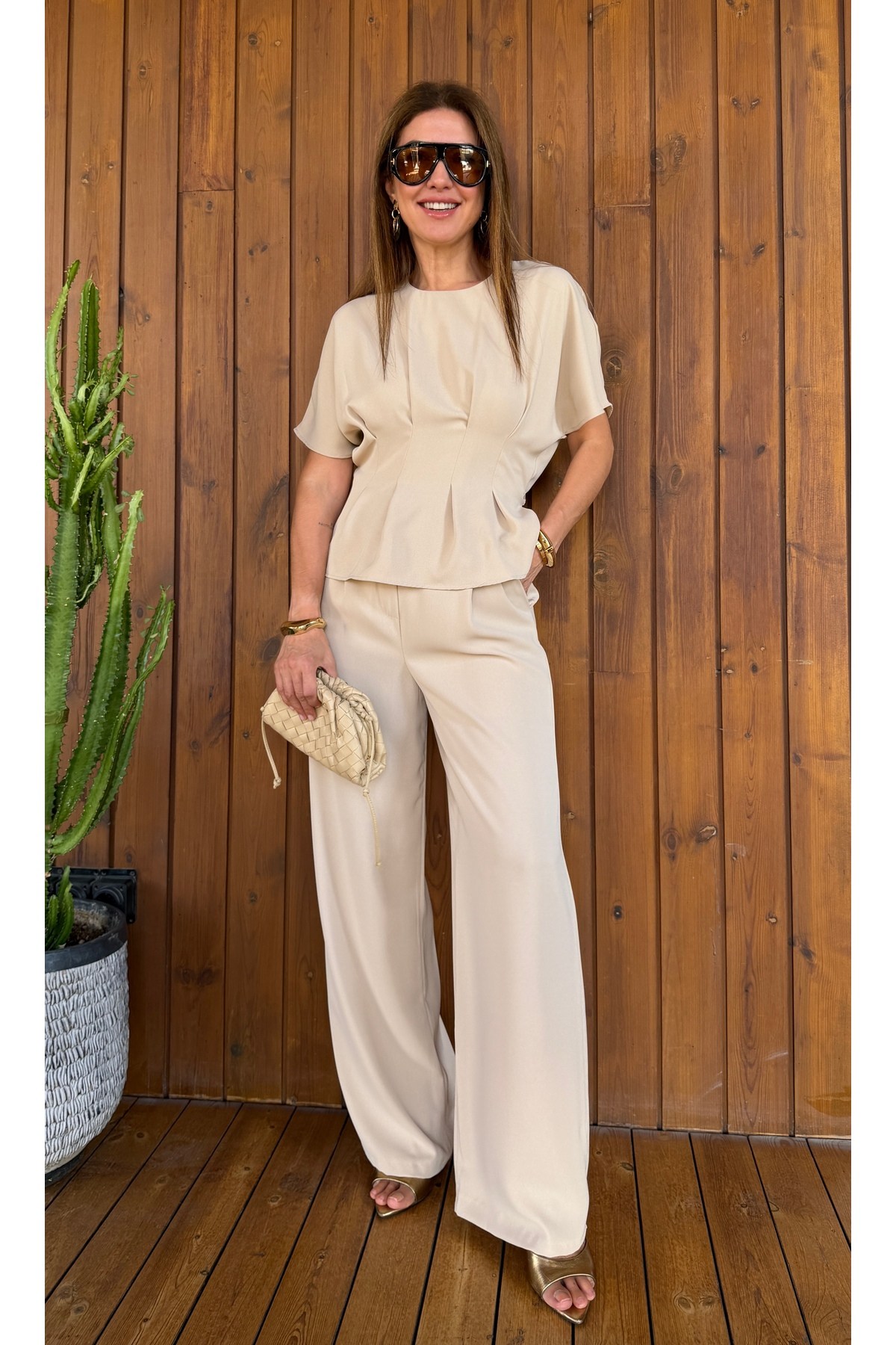 Ekru renk krep pileli bluz ve pantolon takım
