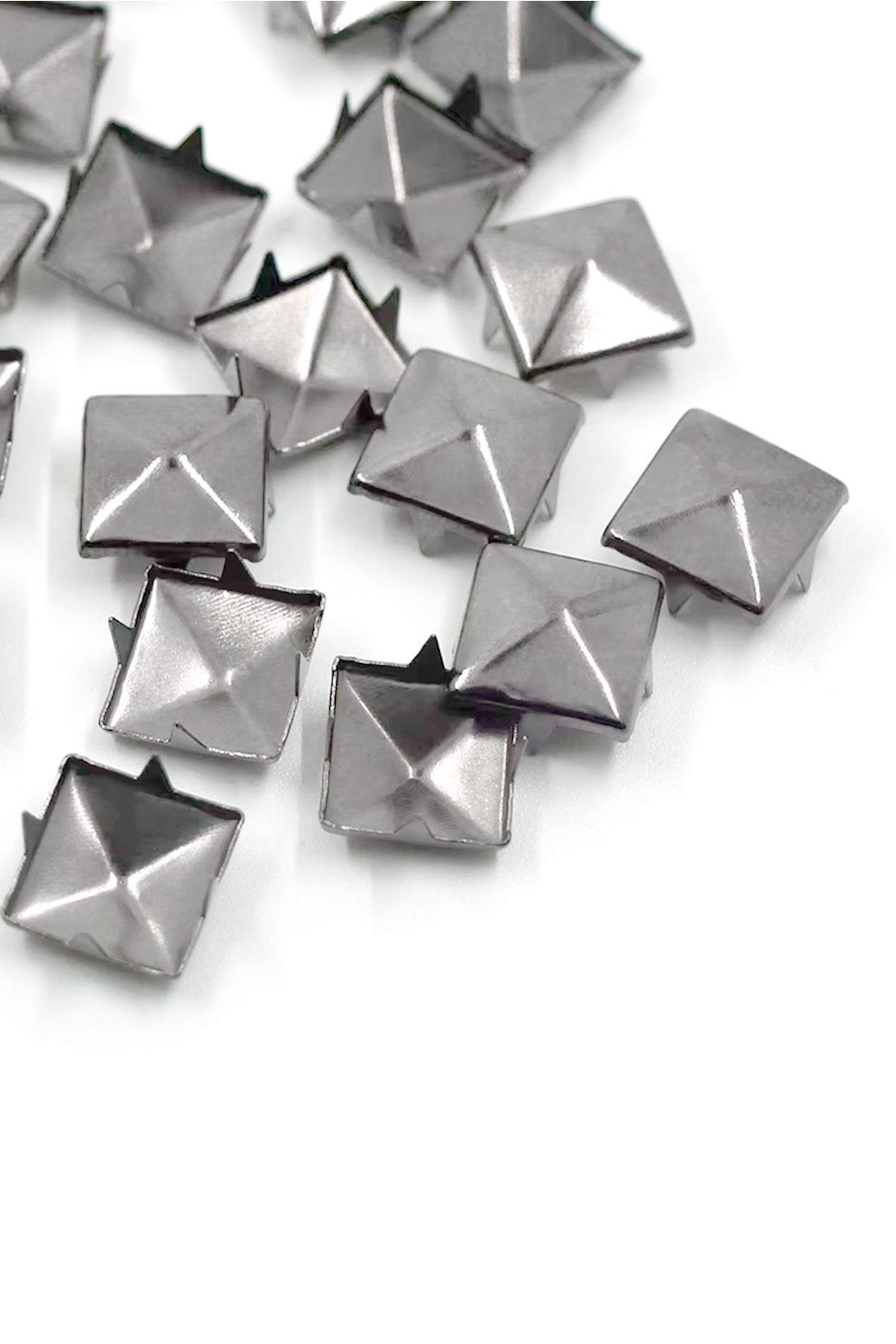 Süs Tırnaklı Çakma Kare Piramit 7 mm 20 Adet Metal Trok