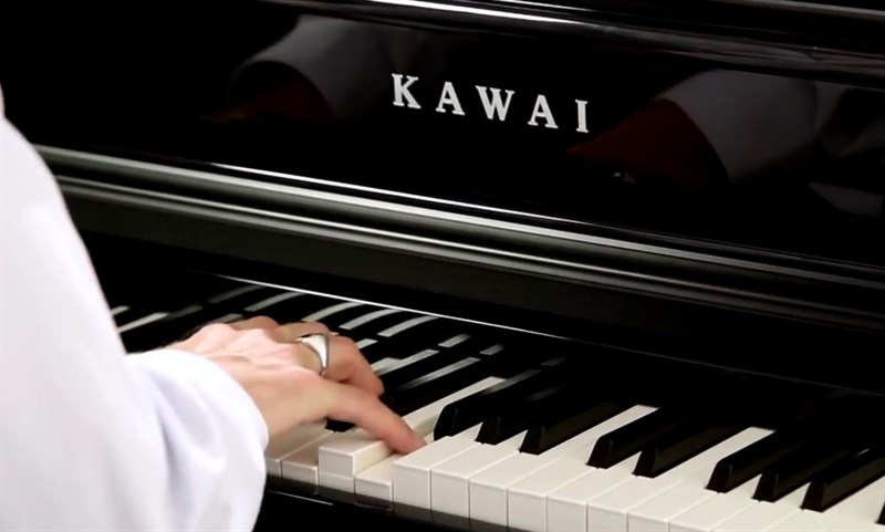 KAWAI CS8 Parlak Siyah Dijital Duvar Piyanosu