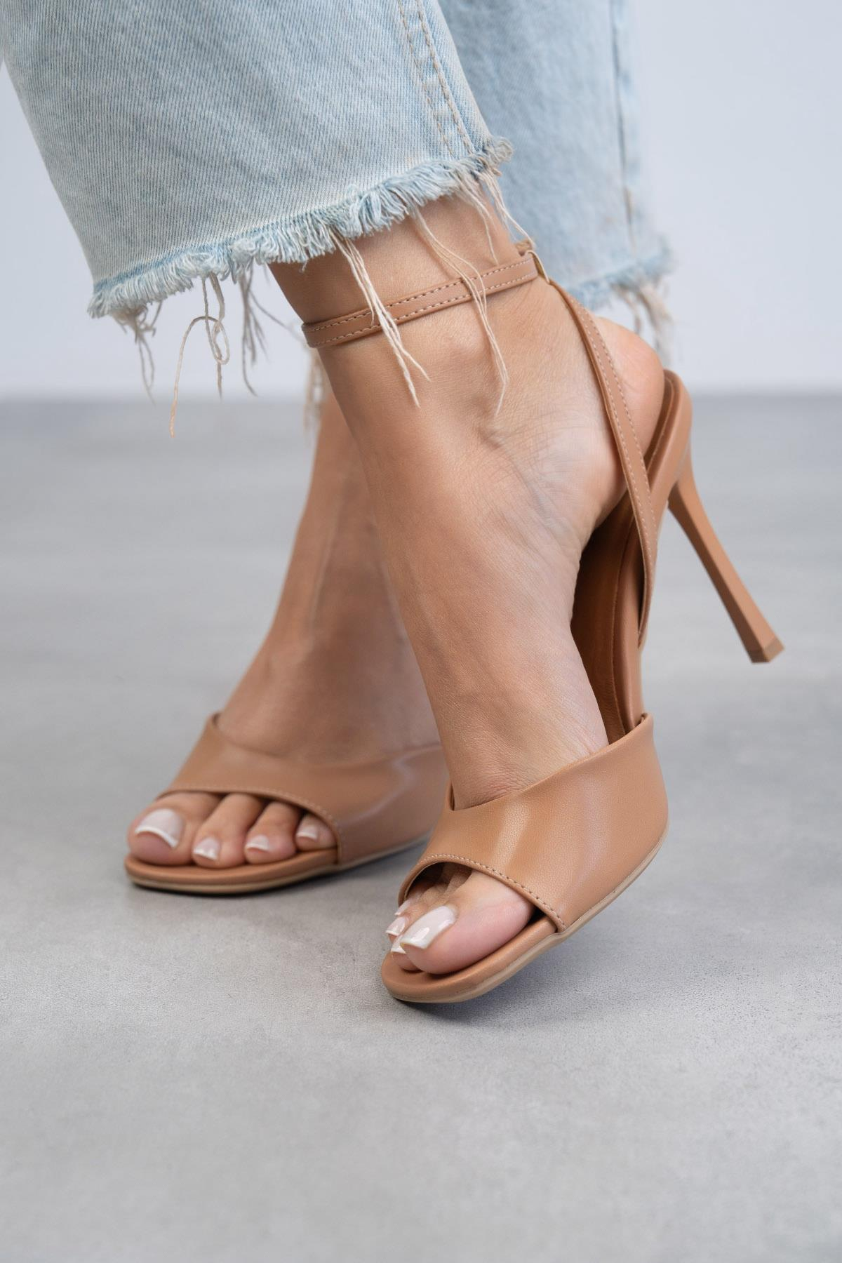 NİKİ KARAMEL DERİ SANDALET KARAMEL DERİ