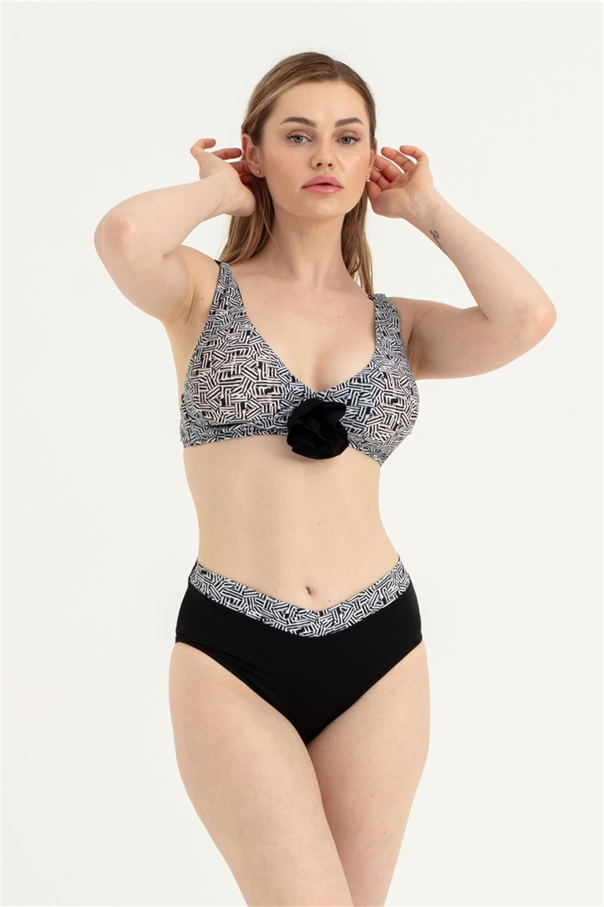 Kadın Siyah Beyaz Güllü Bikini Takım