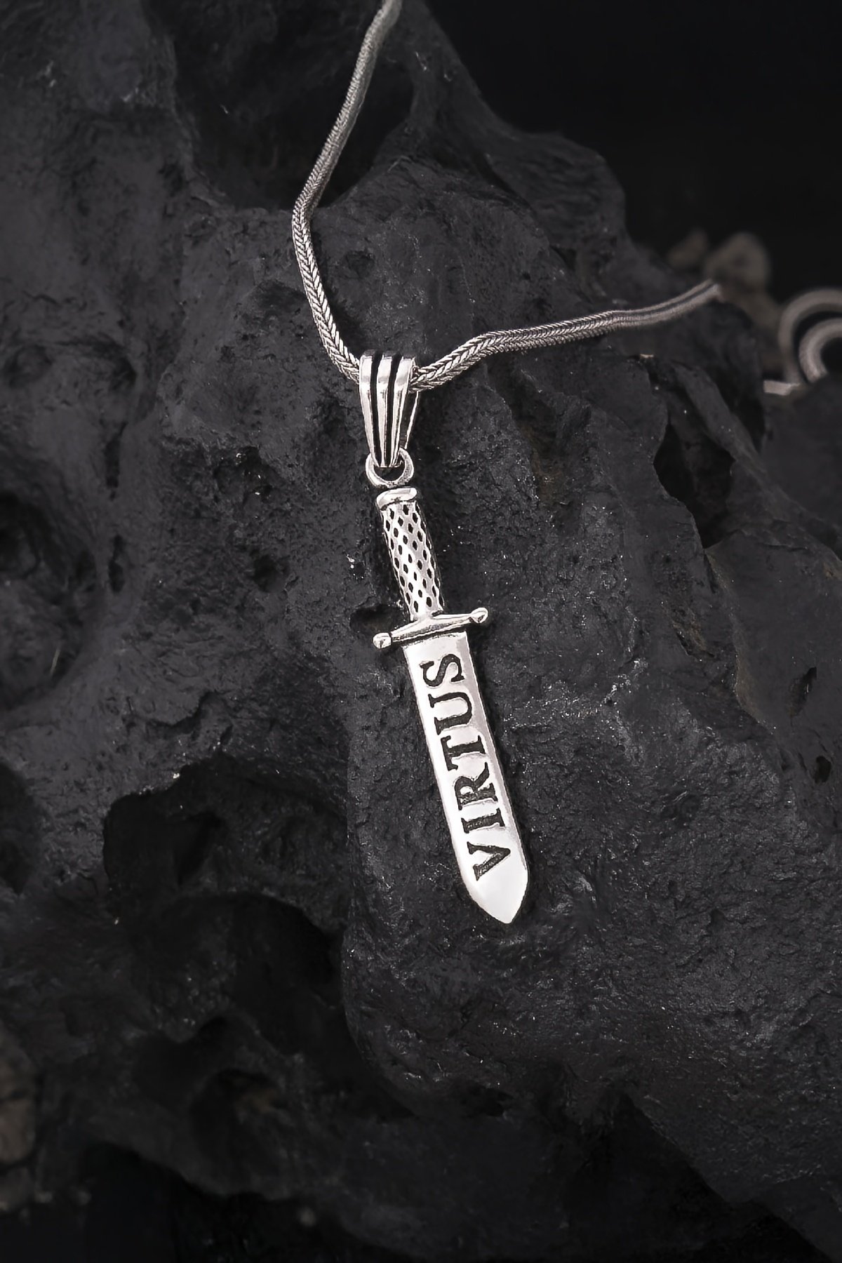 925 Ayar Gümüş Antik Roma Virtus (Erdem) Yazılı Bıçak Erkek Kolye