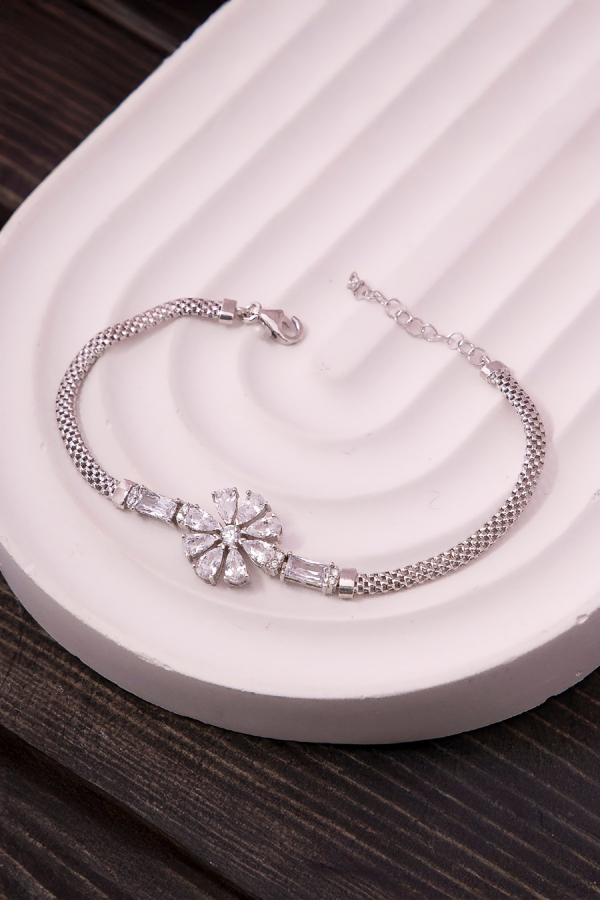 925 Ayar Gümüş Baget Taşlı Rodyumlu Lotus Küp Zincir Bayan Bileklik