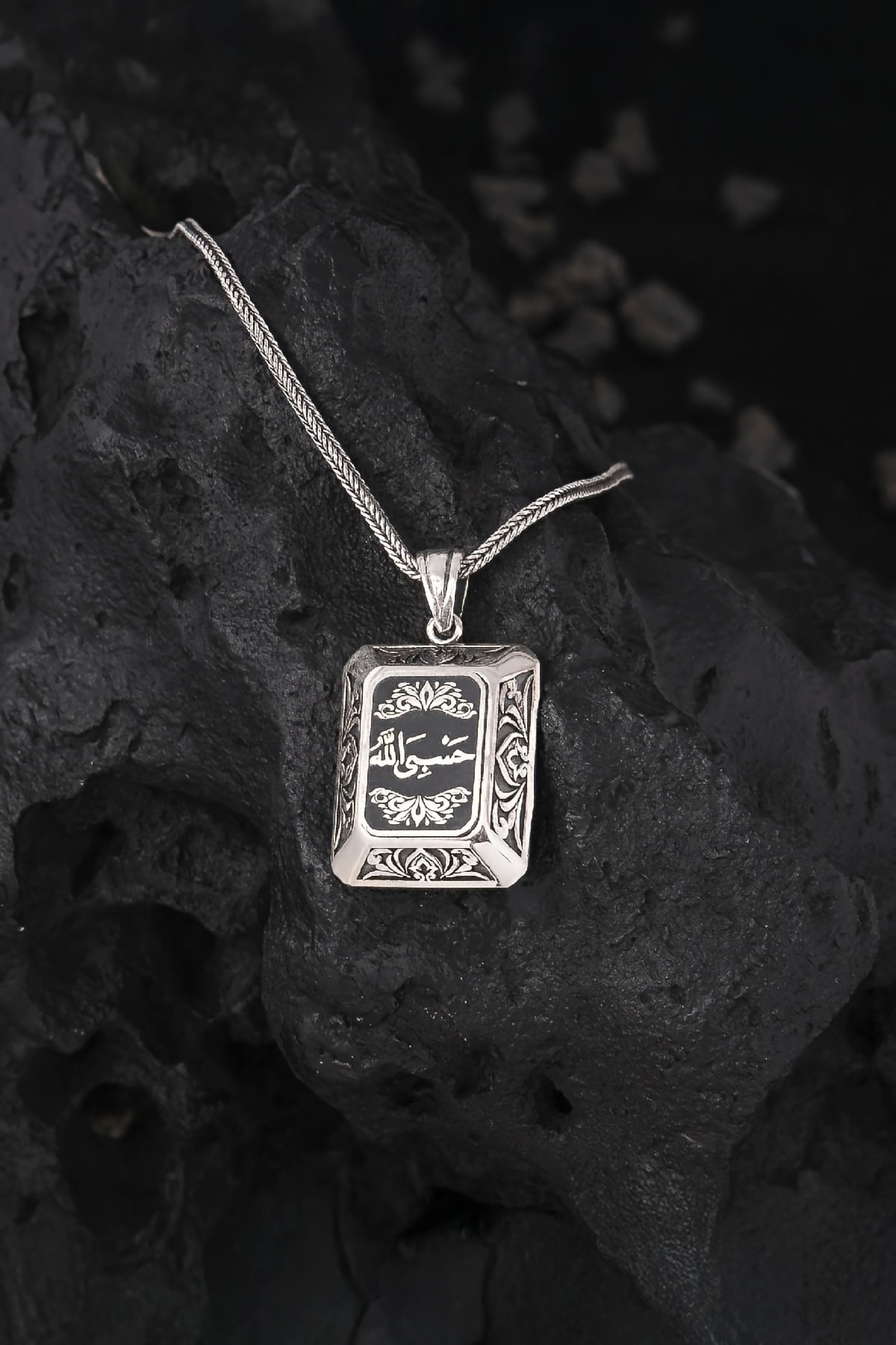 925 Ayar Gümüş Hasbiyallah Yazılı Karartmalı Erkek Cevşen Kolye