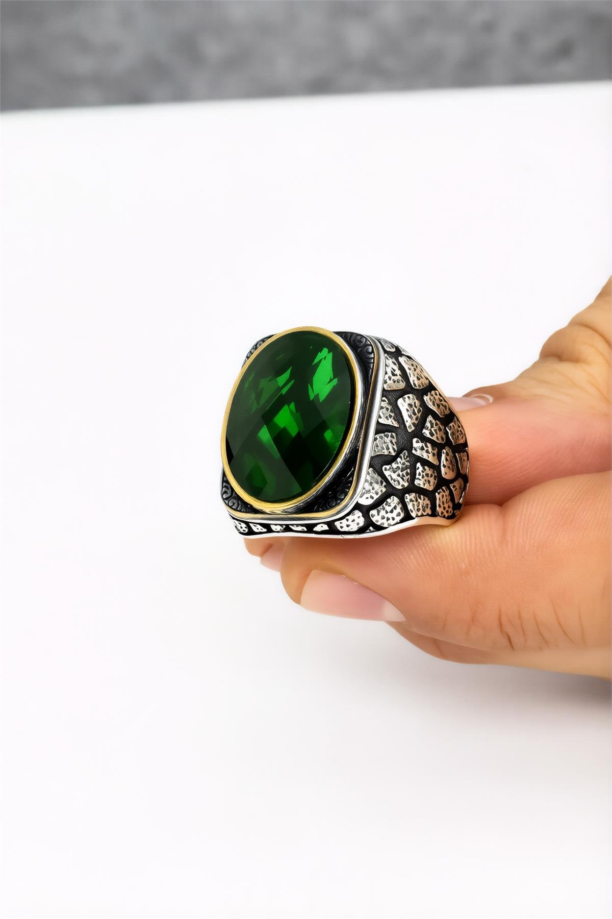 925 Ayar Gümüş Karartmalı Oval Yeşil Taşlı Erkek Yüzük