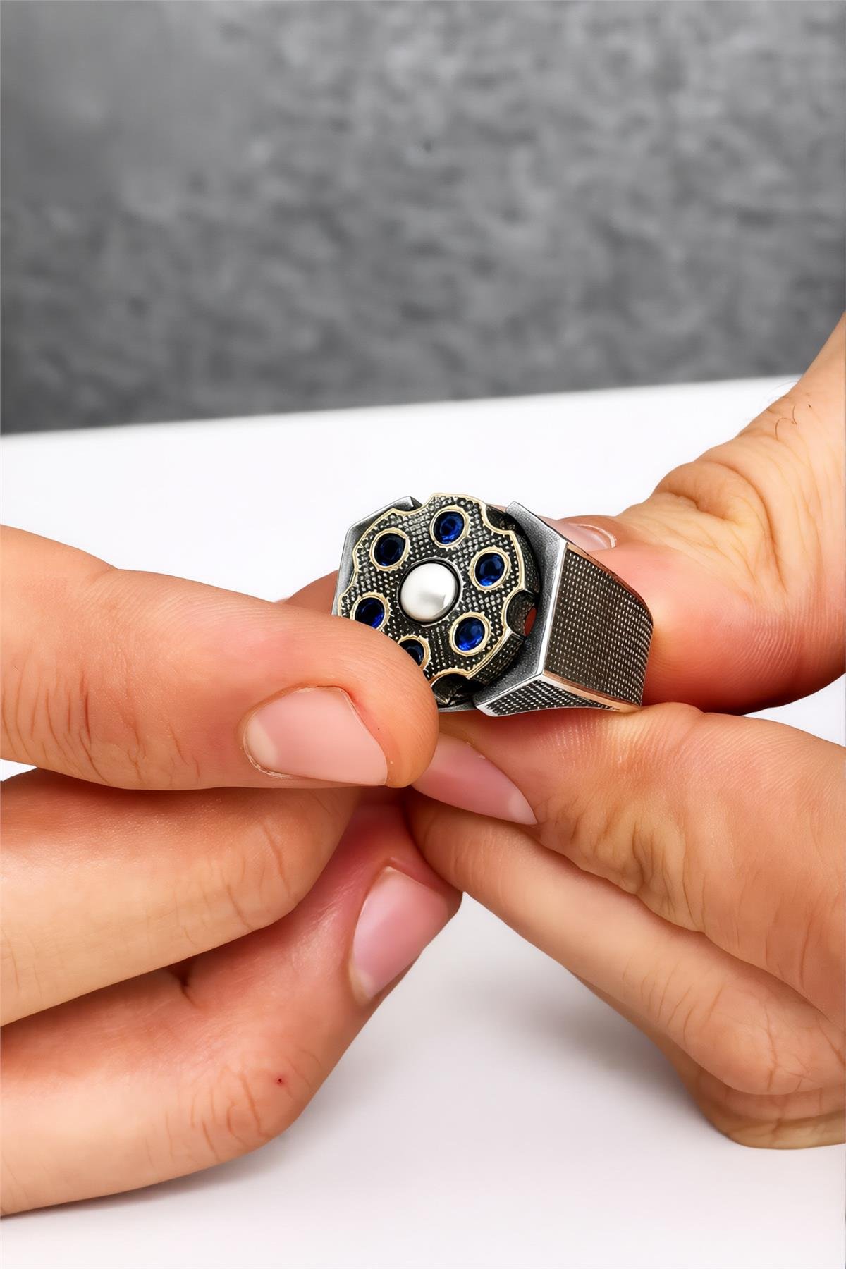 925 Ayar Gümüş Lacivert Taşlı Ortası Dönerli Erkek Yüzük