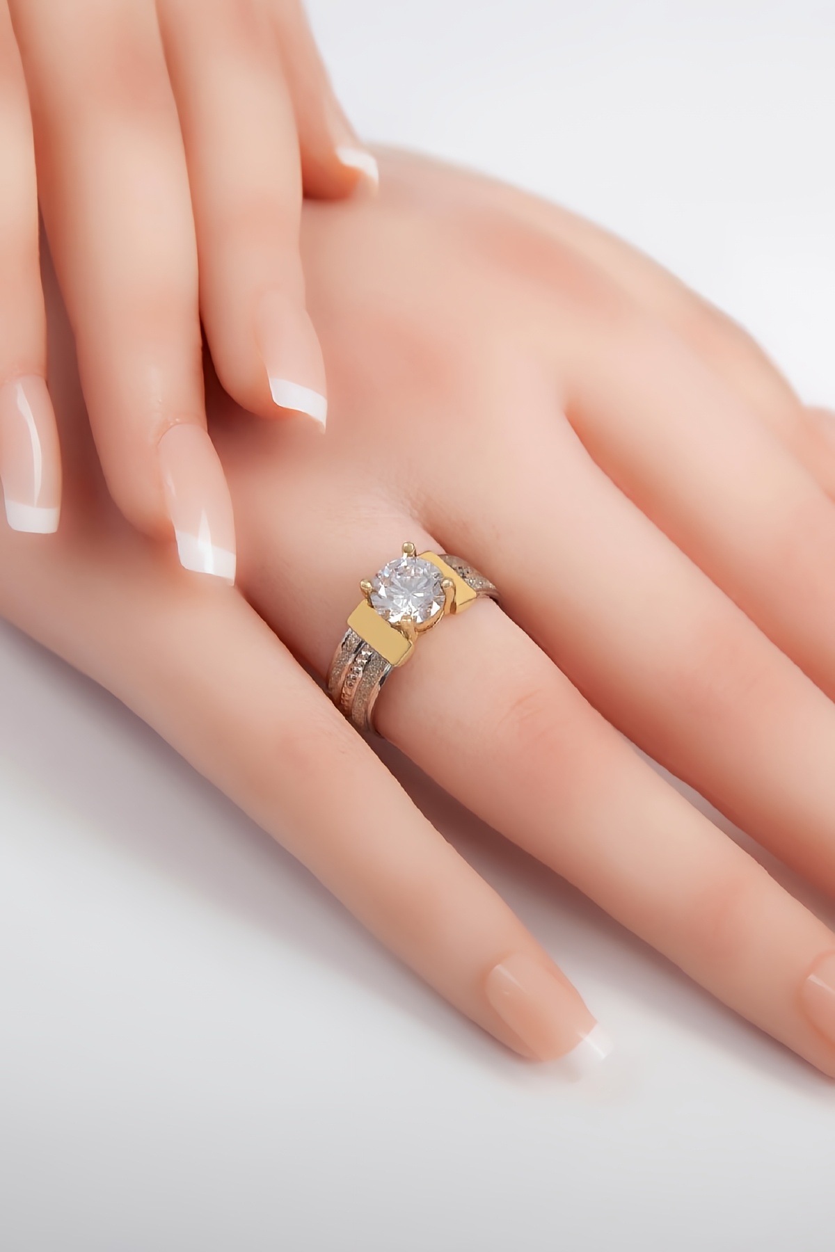 925 Ayar Gümüş Puantiyeli Zirkon Taşlı Bayan Alyans Yüzük