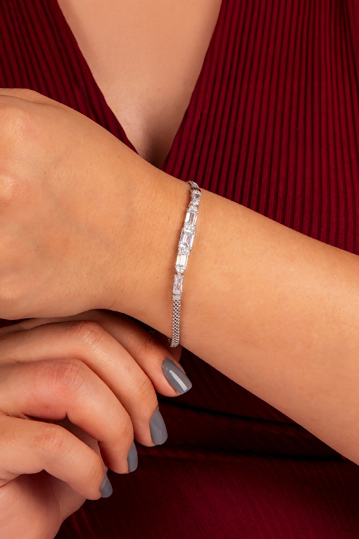 925 Ayar Gümüş Rodyumlu Baget Taşlı Zirkon Süslemeli Küp Zincir Bayan Bileklik