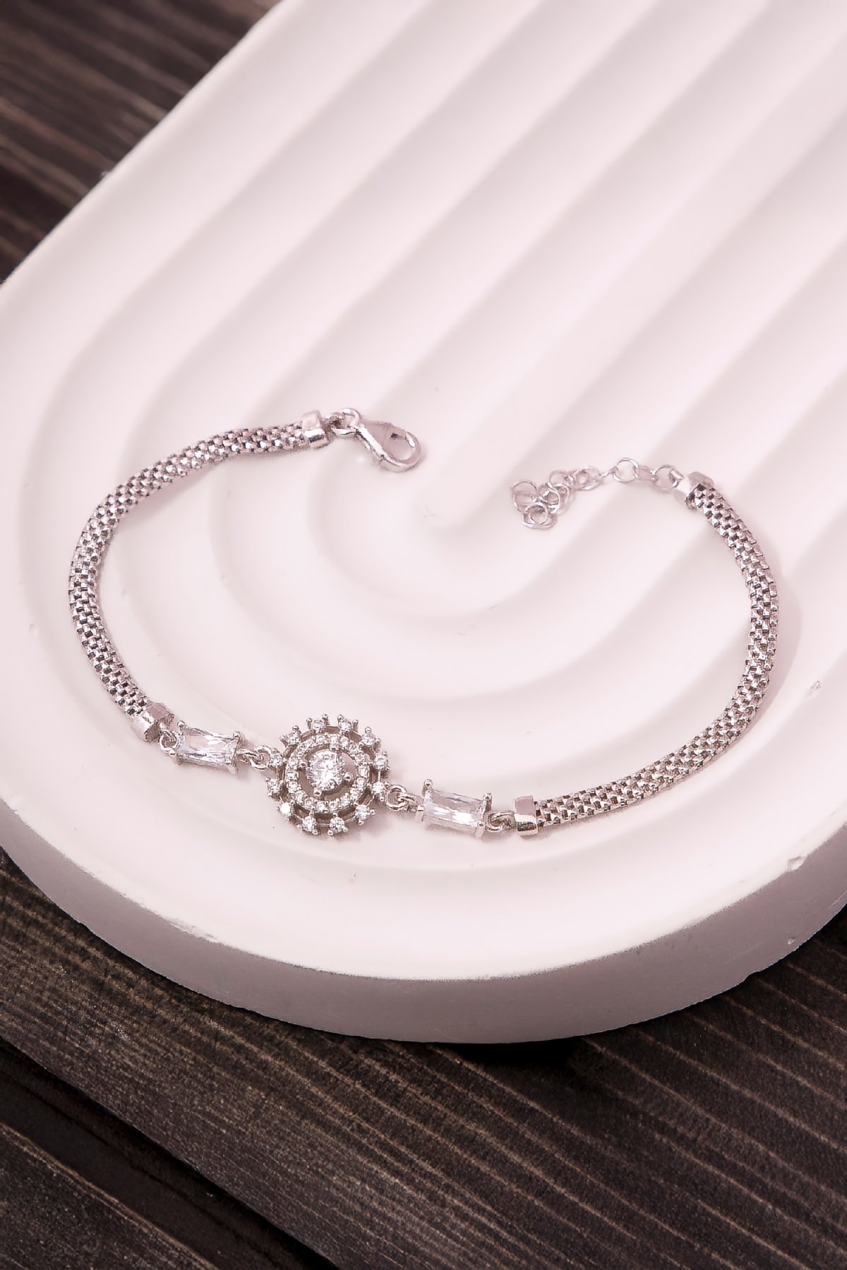 925 Ayar Gümüş Rodyumlu Baget Zirkon Süslemeli Güneş Motifli Bayan Bileklik