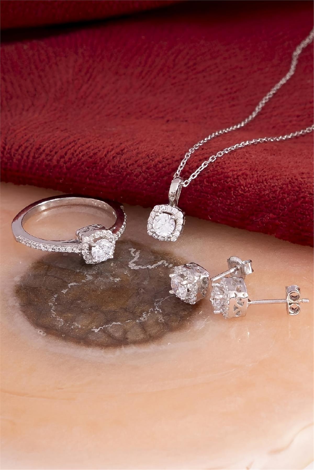 925 Ayar Gümüş Rodyumlu Beyaz Zirkon Taşlı Kare Bayan Takı Seti