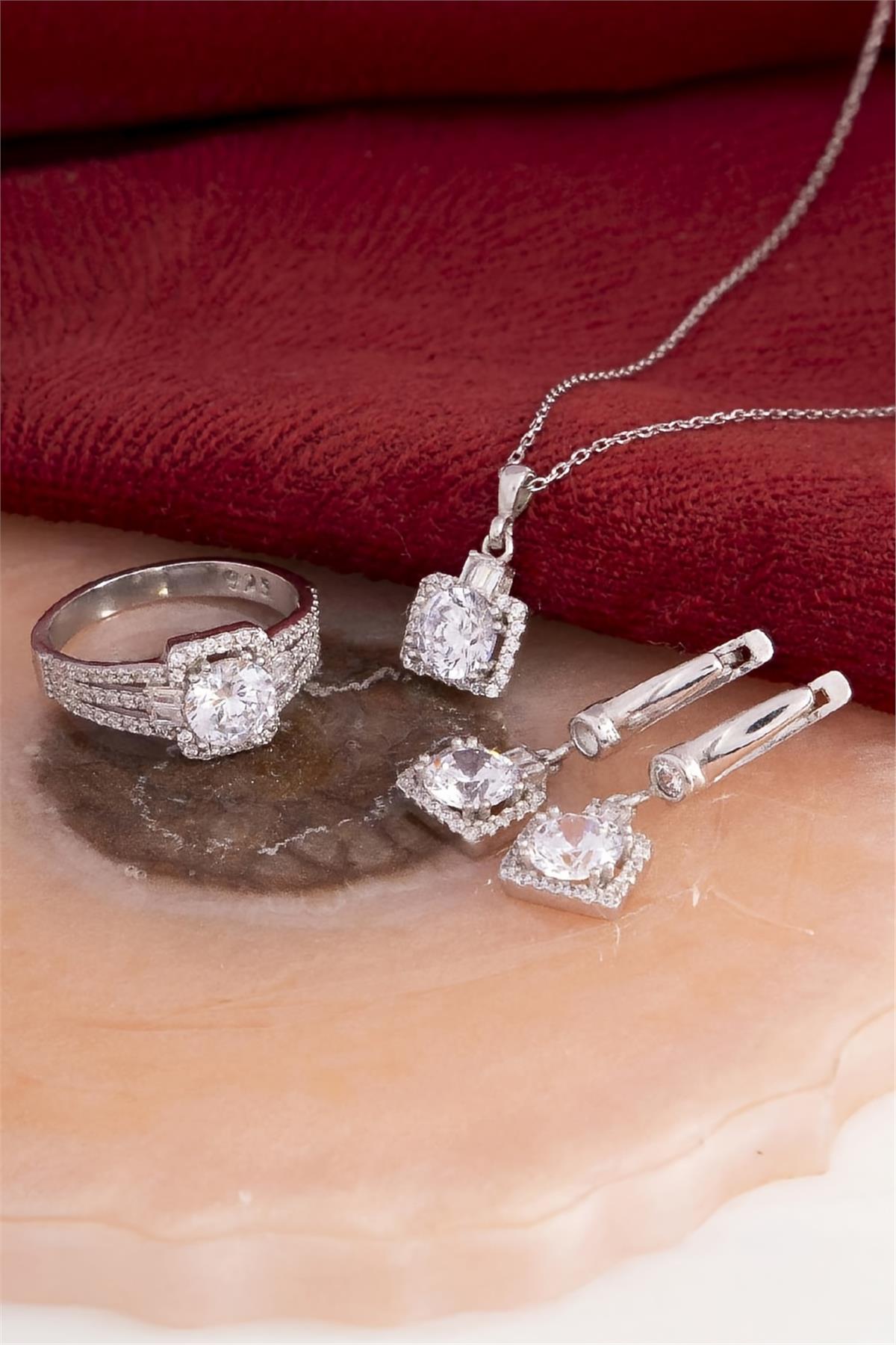 925 Ayar Gümüş Rodyumlu Full Zirkon Taşlı Baget Süslemeli Bayan Takı Seti