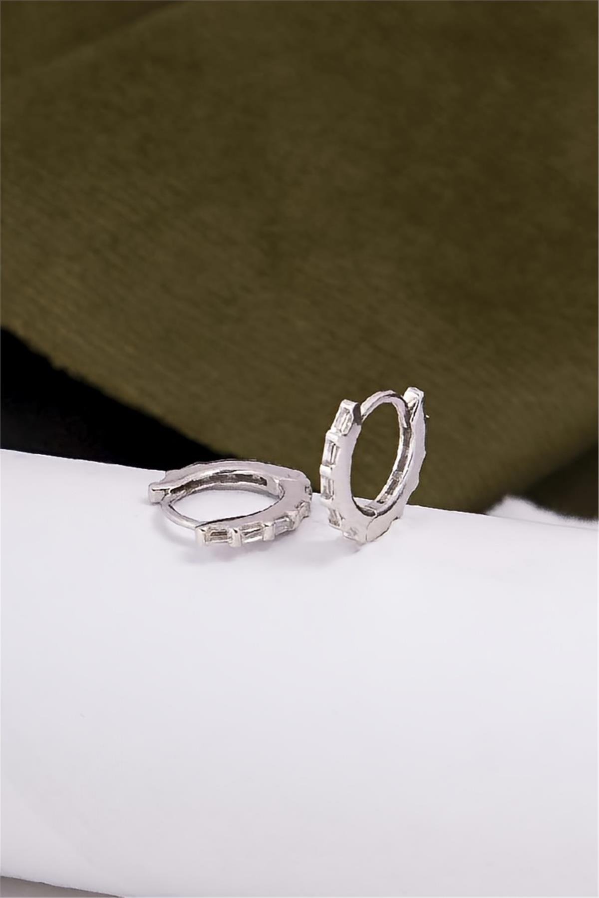 925 Ayar Gümüş Rodyumlu Küçük Boy Baget Taşlı Küpe