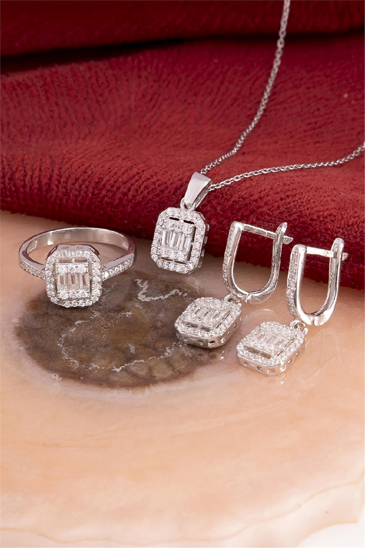 925 Ayar Gümüş Rodyumlu Ortası Baget Taşlı Zirkon Bayan Takı Seti