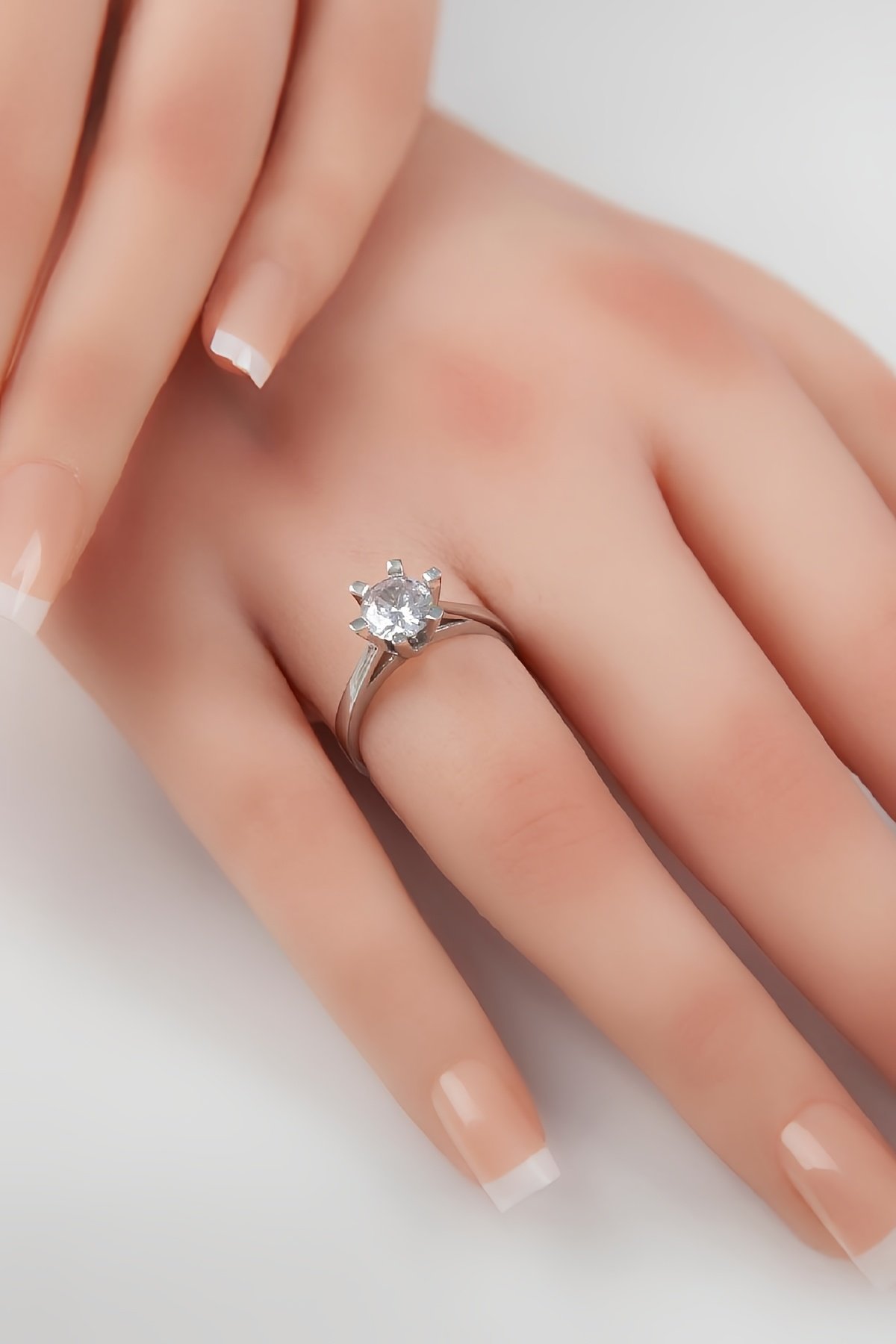 925 Ayar Gümüş Rodyumlu Tektaş Bayan Yüzük