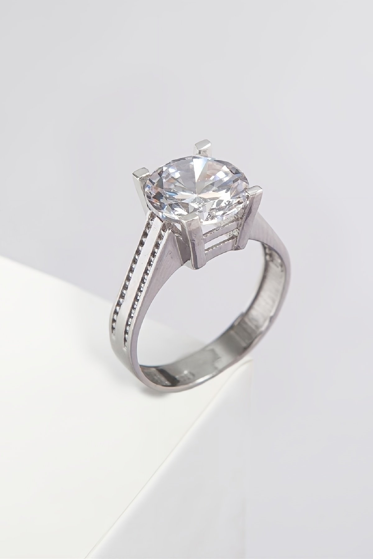 925 Ayar Gümüş Rodyumlu Zirkon Taşlı Bayan Tektaş Yüzük