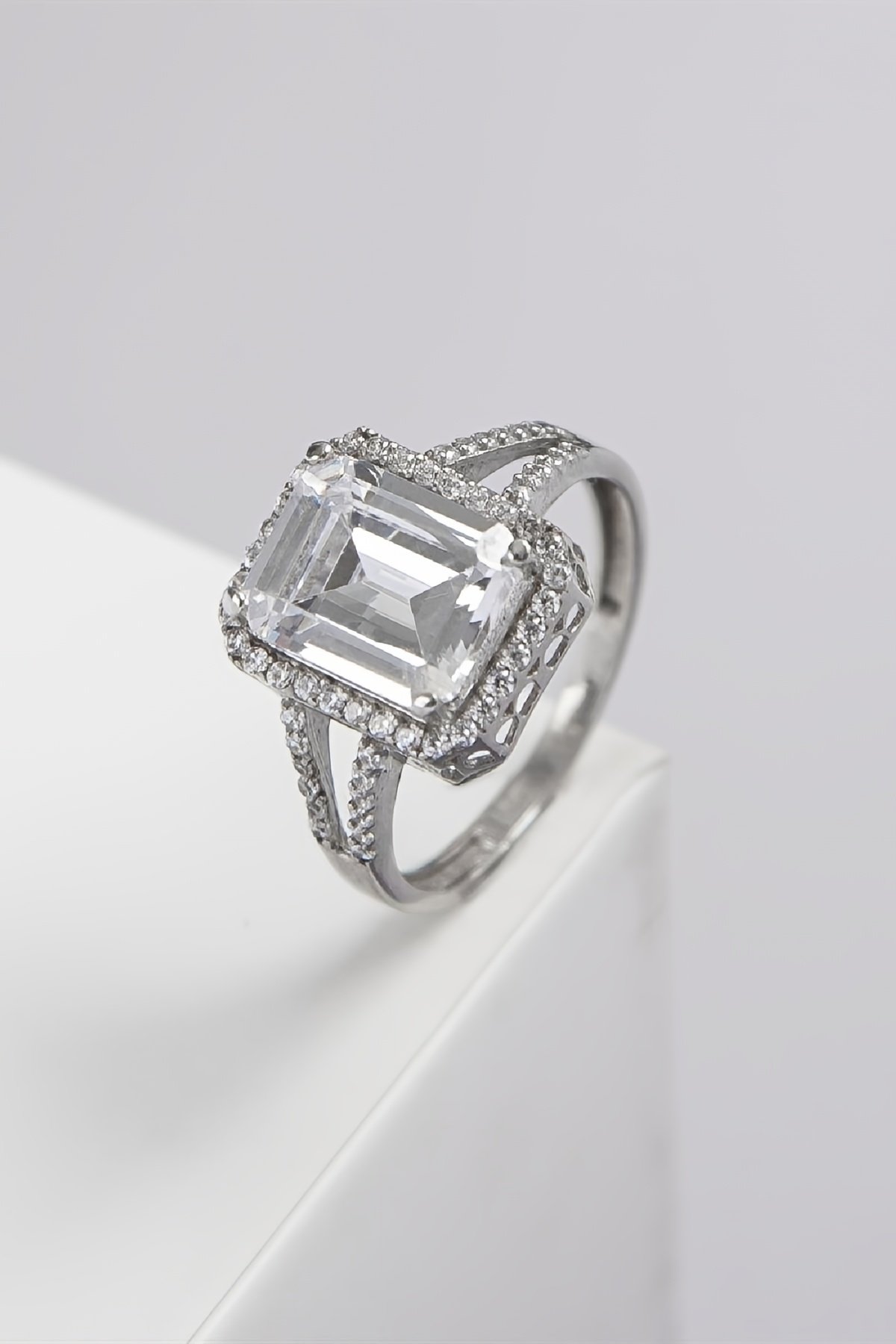 925 Ayar Gümüş Rodyumlu Zirkon Taşlı Bayan Yüzük