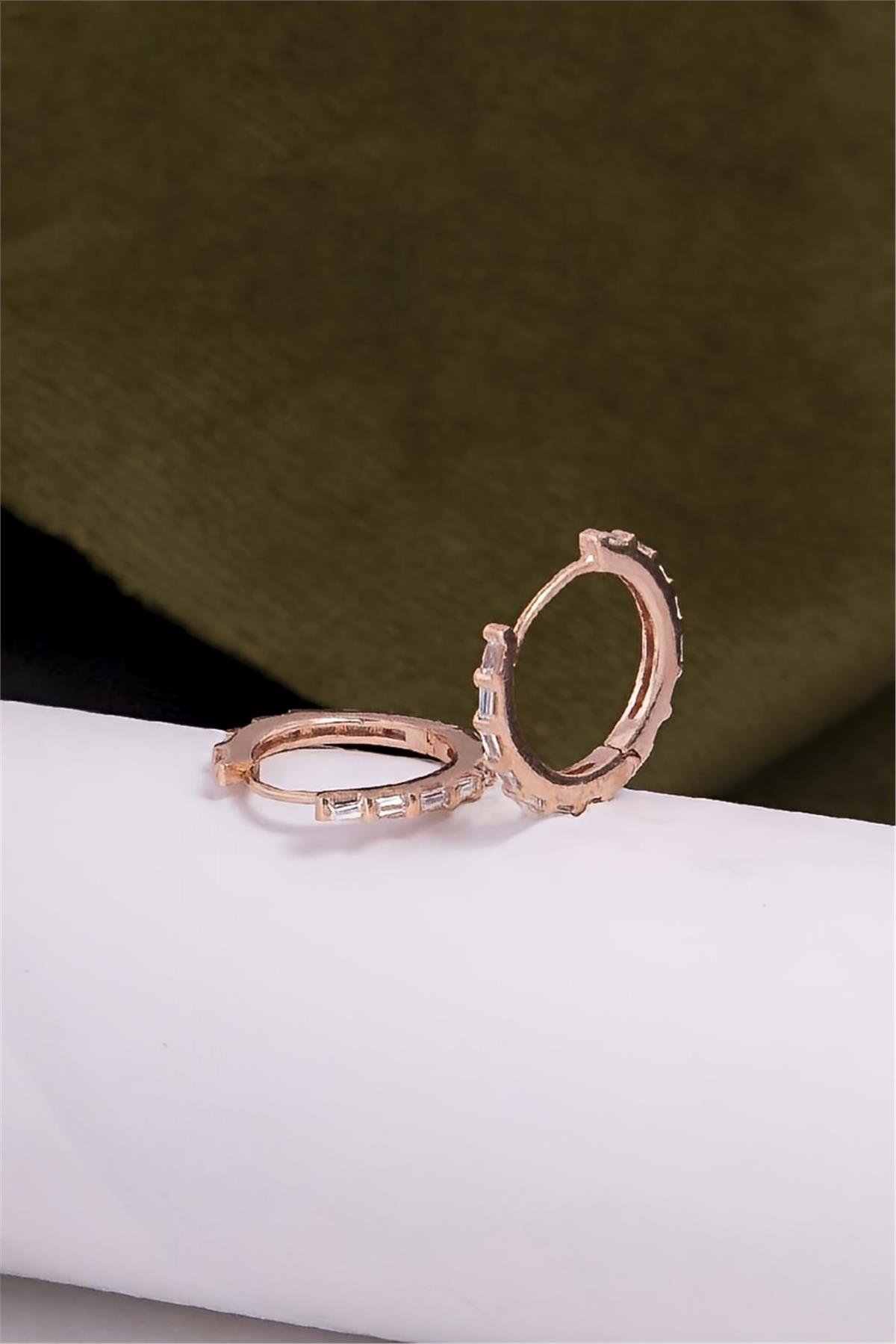 925 Ayar Gümüş Rose Renk Orta Boy Baget Taşlı Küpe