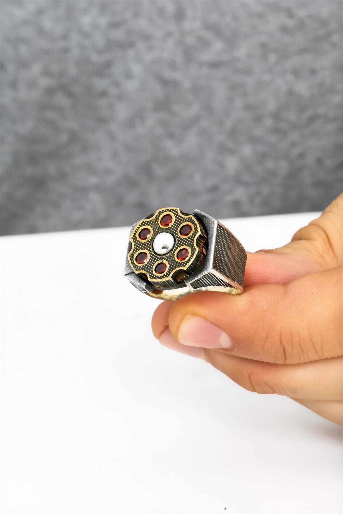 925 Ayar Kırmızı Taşlı Ortası Dönerli Gümüş Erkek Yüzük