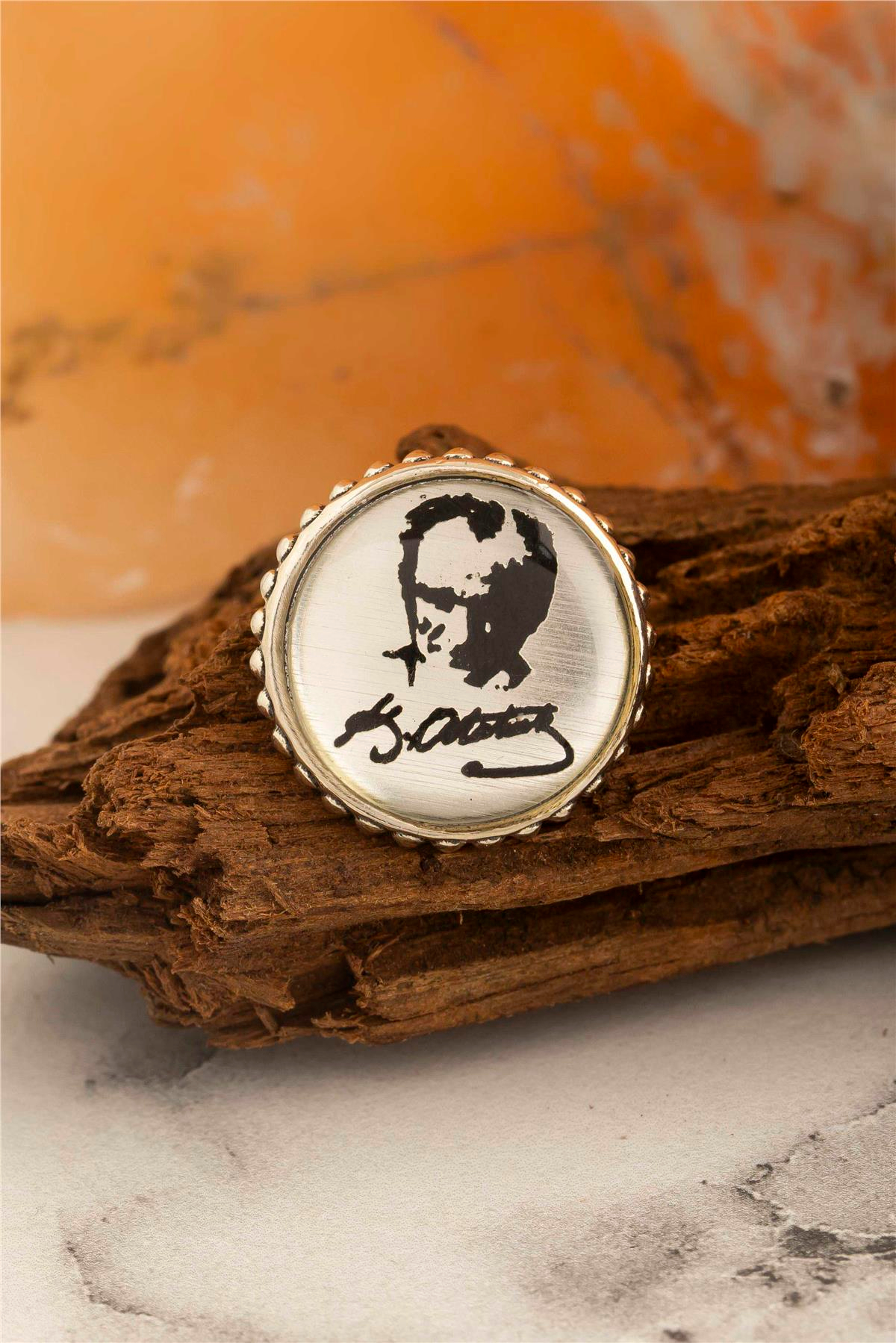 Beyaz Zemin Üzeri Atatürk İmzalı Silüetli Gümüş Rozet