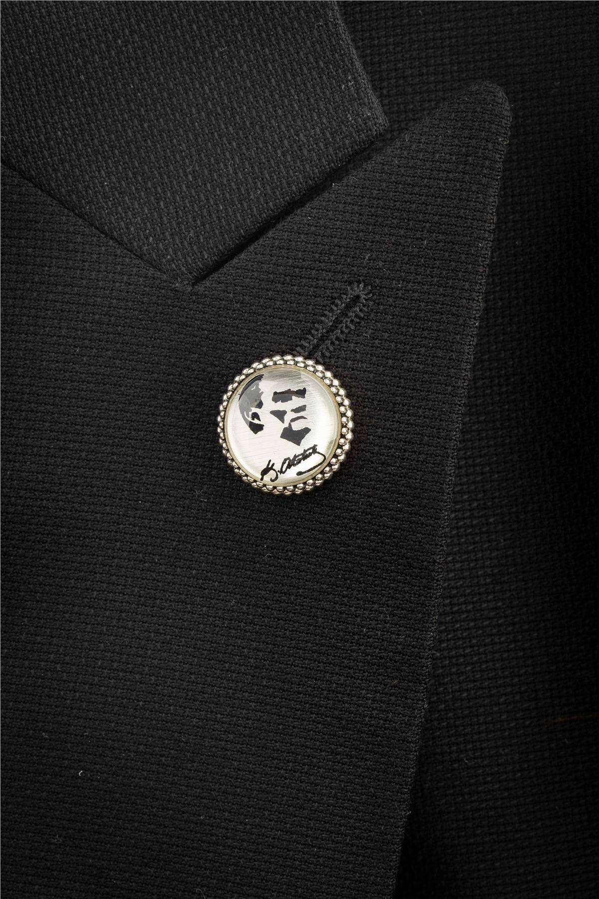 Beyaz Zemin Üzeri Atatürk İmzası ve Silüeti Gümüş Rozet